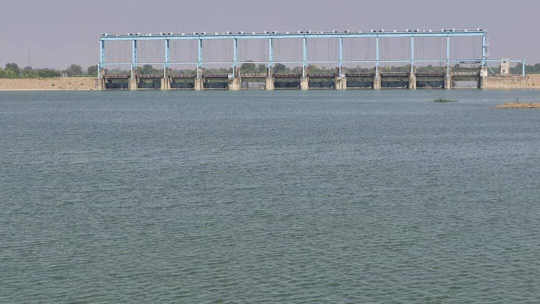 हर घर तक पानी पहुंचाने के लिए निर्माण कार्य में तेजी लाएं- कलेक्टर श्री यादव
==
मल्टी विलेज जल प्रदाय योजना वेबस सुनार-2 का काम 60-65 प्रतिशत ही पूरा
==
लापरवाही और देरी करने वाली एजेंसियों पर लगेगी अधिकतम पेनल्टी
==
दमोह-छतरपुर के 351 गांवों में जलापूर्ति योजना की धीमी गति पर कलेक्टर सख्त, समय-सीमा में कार्य पूरा करने के निर्देश
==
दमोह और छतरपुर जिले के 351 गांवों में हर घर तक पेयजल उपलब्ध कराने के उद्देश्य से संचालित लगभग 350 करोड़ रुपये की मल्टी विलेज जल प्रदाय योजना वेबस सुनार-2 की धीमी प्रगति पर कलेक्टर प्रताप नारायण यादव ने सख्त रुख अपनाया है। उन्होंने संबंधित अधिकारियों को निर्देश दिए हैं कि निर्माण कार्य में तेजी लाते हुए परियोजना को समय-सीमा में पूरा किया जाए, ताकि आम जनता को शासन की मंशा के अनुरूप योजना का लाभ मिल सके।
जल जीवन मिशन के अंतर्गत स्वीकृत इस महत्वाकांक्षी परियोजना का कार्य वर्ष 2023 में प्रारंभ हुआ था और इसे वर्ष 2025 तक पूरा किया जाना निर्धारित था। हालांकि, वर्ष 2026 में भी योजना का कार्य लगभग 60 से 65 प्रतिशत ही पूरा हो पाया है। कई स्थानों पर पानी की टंकियों से जलापूर्ति शुरू नहीं हो सकी है, जबकि फिल्टर प्लांट का निर्माण कार्य भी अभी शेष है। इस स्थिति को देखते हुए निर्माण कार्य में तेजी लाने और कार्यरत टीमों की संख्या बढ़ाने की आवश्यकता पर जोर दिया गया है।
कलेक्टर श्री यादव ने निर्देशित किया कि केवल एक टीम के माध्यम से कार्य कराने के बजाय निर्माण कार्य को अलग-अलग टीमों के जरिए समानांतर रूप से कराया जाए। इसके लिए प्रत्येक 10 टंकियों पर अलग-अलग सुपरवाइजर और निर्माण एजेंसियों को तैनात कर कार्य की नियमित निगरानी सुनिश्चित की जाए। इससे लंबित कार्यों को शीघ्र पूरा करने और गांवों में पेयजल आपूर्ति प्रारंभ करने में मदद मिलेगी।
उन्होंने कहा जल निगम के एमडी तथा पीएचई के अधिकारियों से भी अनुरोध किया जाएगा कि वे संबंधित निर्माण एजेंसी को कड़े निर्देश दें। आवश्यकता पड़ने पर नियमानुसार कार्रवाई करते हुए यह सुनिश्चित किया जाए कि आम नागरिकों को निर्धारित समय पर पानी उपलब्ध हो सके।
श्री यादव ने कहा कार्य में देरी करने वाली एजेंसियों पर पेनल्टी लगाई जा रही है। यदि इसके बावजूद कार्य में तेजी नहीं लाई गई और देरी जारी रही, तो संबंधित एजेंसियों पर अधिकतम पेनल्टी आरोपित करने की कार्रवाई की जाएगी।
प्रशासन का उद्देश्य है कि परियोजना के शेष निर्माण कार्य को शीघ्र पूरा कर दमोह और छतरपुर जिले के 351 गांवों में पेयजल व्यवस्था सुनिश्चित की जाए, ताकि ग्रामीण परिवारों को जल जीवन मिशन का वास्तविक लाभ मिल सके।