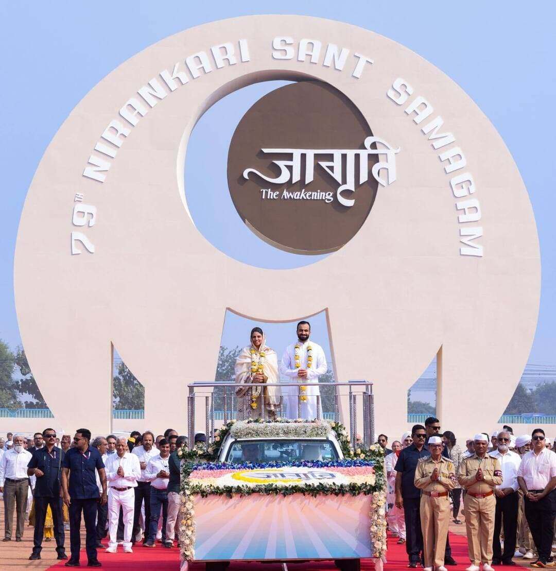 परमात्मा के एहसास से जागृत हो मानव मन- सतगुरु माता सुदीक्षा जी महाराज
-आध्यात्मिक जागृति की दिव्य आभा में 79वें वार्षिक निरंकारी संत समागम का भव्य आगाज *
यमुनानगर/समालखा। “वास्तविक जागृति तभी आती है, जब मनुष्य हर पल परमात्मा की उपस्थिति का एहसास करते हुए आध्यात्मिकता को अपने जीवन में धारण करता है।” ये प्रेरणादायी उद्गार सतगुरु माता सुदीक्षा जी महाराज ने 79वें वार्षिक निरंकारी संत समागम के प्रथम दिवस ‘मानवता के नाम संदेश’ में व्यक्त किए।
23 से 26 अक्टूबर तक आयोजित इस चार दिवसीय संत समागम का शुभारंभ सतगुरु माता सुदीक्षा जी महाराज एवं निरंकारी राजपिता रमित जी की पावन छत्रछाया में श्रद्धा और आध्यात्मिक उल्लास के साथ हुआ। इस अवसर पर देश-विदेश से लाखों श्रद्धालु भक्त सम्मिलित होकर सतगुरु के दिव्य दर्शन एवं पावन संदेशों का लाभ प्राप्त कर रहे हैं।
संत समागम के प्रथम दिवस ‘मानवता के नाम संदेश’ में सतगुरु माता सुदीक्षा जी महाराज ने फरमाया कि देश-विदेश से संत-महापुरुषों के एकत्रित होने का मूल उद्देश्य मानव मन में आध्यात्मिक जागृति बनाए रखना है, ताकि जीवन के प्रत्येक पल को पूर्ण चेतना एवं परमात्मा के एहसास के साथ जिया जा सके।
सतगुरु माता जी ने समझाया कि प्रत्येक व्यक्ति को अपने घर, परिवार, समाज और देश के प्रति अपने कर्तव्यों एवं जिम्मेदारियों का निष्ठापूर्वक निर्वहन करते हुए एक जागरूक वैश्विक नागरिक बनना चाहिए। जाति-पाति, भाषा, क्षेत्र अथवा स्वभाव के अंतर से ऊपर उठकर प्रत्येक इंसान को प्रेम, सम्मान और अपनत्व के भाव से स्वीकार करना ही सच्ची मानवता है।
सतगुरु माता जी ने आगे फरमाया कि वास्तविक आध्यात्मिक जागृति केवल विचारों या दिखावे तक सीमित नहीं होती, बल्कि हमारे व्यवहार, आचरण और सामाजिक कर्तव्यों में भी प्रकट होनी चाहिए। यह जागृति किसी एक क्षण या अवसर की बात नहीं, बल्कि जीवनभर बनाए रखने वाला भाव है। परिस्थितियाँ कैसी भी हों, परमात्मा की रज़ा को स्वीकार करते हुए प्रत्येक पल को उसके प्रसाद के रूप में प्रसन्नता, संतोष और कृतज्ञता के साथ जीना ही सच्ची आध्यात्मिकता है।
समागम स्थल पर सतगुरु माता सुदीक्षा जी महाराज का स्वागत संत निरंकारी मंडल के जनरल सेक्रेटरी सुखदेव सिंह ने पुष्पगुच्छ भेंट कर तथा मंडल की प्रधान राजकुमारी जी ने पुष्पहार अर्पित कर किया। वहीं, निरंकारी राजपिता रमित जी का अभिनंदन एस.एल. गर्ग ने पुष्पगुच्छ भेंट कर तथा श्री एच. एस. चावला ने पुष्पहार पहनाकर किया।
तत्पश्चात् सतगुरु माता जी एवं निरंकारी राजपिता जी को पुष्पों से सुसज्जित खुली पालकी में विराजमान कर भव्य शोभायात्रा के रूप में समागम पंडाल के मध्य से मुख्य मंच तक ले जाया गया। इस अवसर पर निरंकारी इंस्टीट्यूट ऑफ म्यूजिक एंड आट्र्स (एन आई एम ए) के 600 से अधिक विद्यार्थियों ने भरतनाट्यम एवं मधुर स्वागत गीत की प्रस्तुति के माध्यम से दिव्य युगल का भावपूर्ण अभिनंदन किया।
सतगुरु माता जी एवं निरंकारी राजपिता जी के पावन सान्निध्य को पाकर श्रद्धालु भक्त भावविभोर हो उठे। दिव्य युगल ने अपने स्नेहपूर्ण आशीर्वाद से सभी को निहाल किया। समस्त वातावरण प्रेमाभक्ति और आध्यात्मिक आनंद से सराबोर रहा। विभिन्न संस्कृतियों, जातियों, धर्मों और भाषाओं से जुड़े श्रद्धालु सभी भेदभावों से ऊपर उठकर प्रेम एवं मानव-एकता के सूत्र में बँधे दिखाई दिए। यह मनोहारी दृश्य सतगुरु के प्रेम, सद्भाव और विश्वबंधुत्व के संदेश को साकार कर रहा था।