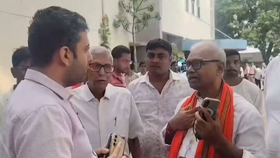 बेगूसराय : स्लो वोटिंग का आरोप BJP उम्मीदवार सर्वेश सिंह और डीएम के बीच वार्ता