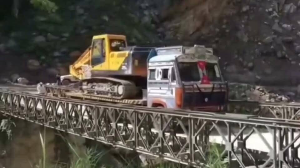 एक ट्रक पर एस्कवेटर लोड कर पुल पार करने के दौरान अचानक पुल टूट गया और ट्रक समेत भारी मशीन नीचे जा गिरी गनीमत रही कि चालक को ज्यादा चोट नहीं आई। हादसे का वीडियो सोशल मीडिया पर तेजी से वायरल हो रहा है।