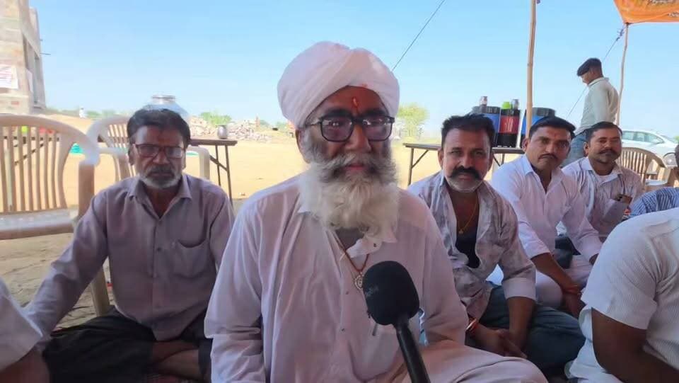 ग्राम पंचायत बाड़मेर मगरा से सरपंच प्रत्याशी भगवती माली के समर्थन में बोले ग्रामीण।
