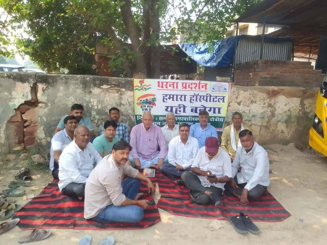 #भरतपुर। जिले के रूपवास में उप जिला अस्पताल को कस्बे से करीब 6 किलोमीटर दूर नगला देविया में बनाए जाने के विरोध में स्थानीय लोगों ने शुक्रवार से एसडीएम ऑफिस के बाहर धरना शुरू कर दिया है। एडवोकेट धीरज शुक्ला ने बताया कि सरकार द्वारा स्वीकृत उप जिला अस्पताल को कस्बे से दूर बनाए जाने से रूपवास और आसपास के ग्रामीण इलाकों के मरीजों को आने-जाने के रास्तों और पर्याप्त साधनों की समस्या का सामना करना पड़ेगा, जिससे लोग इलाज के लिए भरतपुर या आगरा जाने को मजबूर होंगे और स्थानीय बाजार पर भी विपरीत असर पड़ेगा। इससे पहले भी इस मुद्दे को लेकर आंदोलन हुआ था, जिसे नगर निकाय चुनाव के कारण स्थगित किया गया था, लेकिन अब अस्पताल निर्माण के लिए टेंडर प्रक्रिया शुरू होने की सूचना मिलते ही स्थानीय लोगों में रोष बढ़ गया है और वे अस्पताल को कस्बे के पास ही बनाने की मांग पर अड़ गए हैं।