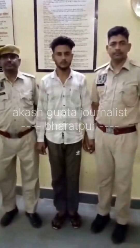 #भरतपुर_से_दबोचा_आरोपी..
भरतपुर। जयपुर के पत्रकार कॉलोनी थाना क्षेत्र में लिव-इन पार्टनर मोना जाटव की ह*त्या के मामले में पुलिस ने शुक्रवार को खुलासा करते हुए मुख्य आरोपी युगराज सिंह उर्फ युवराज सिंह निवासी चिकसाना को भरतपुर से गुरुवार देर रात गिरफ्तार कर लिया है। आरोपी पिछले एक साल से मृतका के साथ रामपुरा की एक सोसायटी में फ्लैट में रहकर टिफिन सेंटर चला रहा था। 18 अक्टूबर की देर रात अफेयर के शक में हुए झगड़े के बाद उसने मोना निवासी नगला परशुराम, भरतपुर पर भारी चीज से वार कर हत्या कर दी और 19 अक्टूबर की सुबह शव फ्लैट में ही छोड़कर फरार हो गया। पुलिस से बचने के लिए आरोपी ने अपना मोबाइल बंद कर लिया था और लगातार बसों में सफर करते हुए दिल्ली भागने की फिराक में था, जिसे पुलिस ने भरतपुर के बी-नारायण गेट से दबोच लिया।