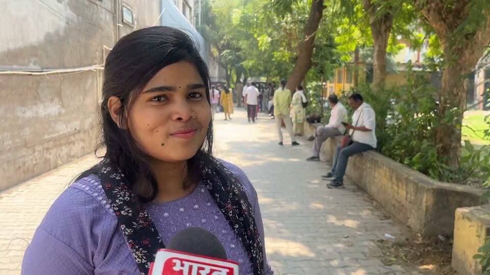 सेंज जोन्स गर्ल इंटर कॉलेज मे मतदान के बाद प्रतिक्रिया देते हुए