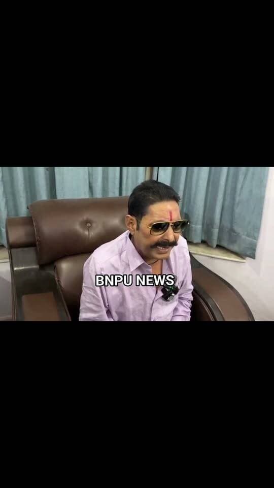 बाहुबली नेता आनंद सिंह का बयान - जनता ही मालिक और भगवान, पुलिस कार्रवाई से कोई असर नहीं
बाहुबली नेता आनंद सिंह ने अपने बयान में कहा है कि जनता ही असली मालिक और भगवान है। जनता ही वोट देती है और कोई दुकान से वोट खरीदकर नहीं ला सकता है।
उन्होंने सरकार और पुलिस पर आरोप लगाते हुए कहा कि उनके समर्थकों और करीबी लोगों पर झूठे मुकदमे दर्ज किए जा रहे हैं और उन्हें परेशान किया जा रहा है।
आनंद सिंह ने कहा कि इन सब पुलिसिया कार्रवाइयों से कोई अंतर नहीं पड़ेगा क्योंकि जनता का आशीर्वाद और वोट उनके साथ है।
एक अन्य बयान में जब उनसे प्रदेश अध्यक्ष और विभिन्न पदों को लेकर सवाल पूछा गया तो उन्होंने कहा कि उन्हें न तो मरने का गम है और न ही जीने की खुशी। उन्हें इन सब बातों की ज्यादा जानकारी नहीं है क्योंकि वह उतने पढ़े लिखे नहीं हैं।