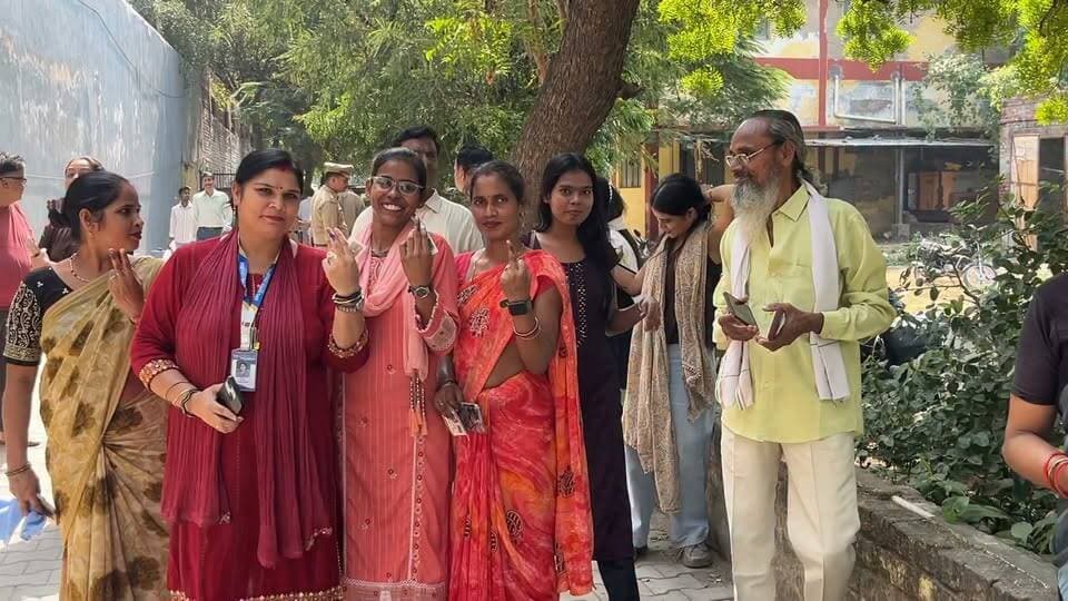 स्नातक और शिक्षक शीट पर मतदान करते हुए
