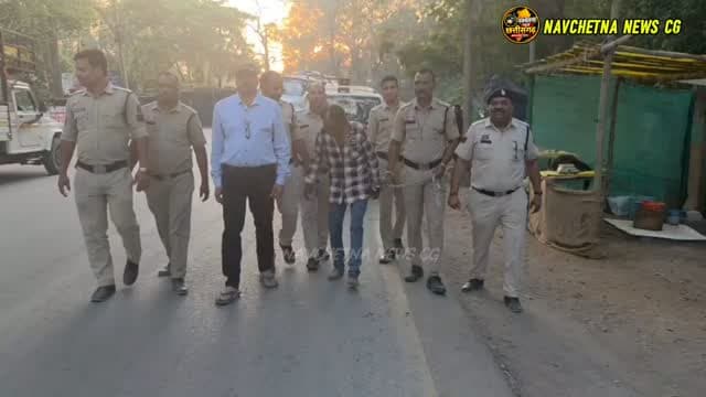 KORBA: मासूम भव्या हत्याकांड का खुलासा, आरोपी गिरफ्तार; कोर्ट परिसर में अधिवक्ताओं का फूटा गुस्सा, आरोपी की पिटाई
कोरबा (नवचेतना न्यूज़ छत्तीसगढ़)। छत्तीसगढ़ के कोरबा जिले के रजगामार क्षेत्र में सात वर्षीय मासूम बच्ची भव्या जोशी की हत्या के मामले में पुलिस ने आरोपी अजय उर्फ अमित चौहान (42 वर्ष), पिता बाबूलाल, को गिरफ्तार कर लिया है। बच्ची 19 अक्टूबर को लापता हुई थी। लगातार तलाश के बाद 22 अक्टूबर को उसका शव रजगामार पुरानी बस्ती के पीछे पुराने ईंट-भट्ठे के समीप जंगल में बरामद किया गया। मामले की गंभीरता को देखते हुए पुलिस ने जांच तेज की और सीसीटीवी फुटेज, लास्ट सीन थ्योरी तथा तकनीकी साक्ष्यों के आधार पर आरोपी तक पहुंचने में सफलता हासिल की।
पैसे गिरने का झांसा देकर बच्ची को ले गया आरोपी
पुलिस अधीक्षक सिद्धार्थ तिवारी ने प्रेस कॉन्फ्रेंस में मामले का खुलासा करते हुए बताया कि आरोपी का रजगामार क्षेत्र में आना-जाना था। पुलिस के अनुसार, घटना के दिन