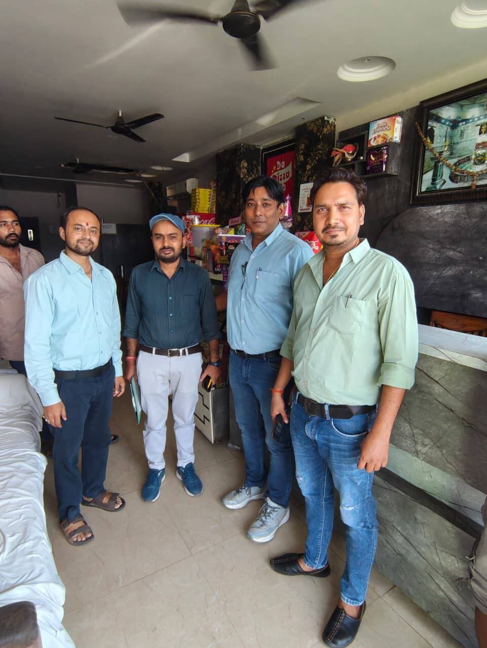 5 घरेलु सिलेण्डर का व्यावसायिक उपयोग करने पर जब्त
----
सतना 23 अक्टूबर 2026/कलेक्टर #सतना डॉ. सतीश कुमार एस के निर्देशन में चित्रकूट में जिला आपूर्ति अधिकारी सम्यक जैन के नेतृत्व में जांच दल ने विभिन्न खाद्य विक्रय प्रतिष्ठानों की आकस्मिक जांच की। जांच के दौरान घरेलू गैस सिलेंडरों का व्यावसायिक उपयोग किए जाने पर कार्यवाही करते हुए कुल 5 घरेलू गैस सिलेंडर जब्त किए गए।
जांच दल द्वारा सद्गुरु कैफे एंड भोजनालय (जानकीकुंड), पंचवटी रेस्टोरेंट, गीतांजलि रेस्टोरेंट, सद्गुरु जलपान रेस्टोरेंट (होटल रामसंस) तथा मिश्रा यूपी ढाबा की जांच की गई। इस दौरान घरेलू गैस सिलेंडरों के व्यावसायिक दुरुपयोग का मामला सामने आने पर सिलेंडर जब्त कर नियमानुसार कार्यवाही की गई।
CM Madhya Pradesh
Dr Mohan Yadav
#JansamparkMP
#JanVishwasAbhiyan2026
#हर_शुक्रवार_जनता_के_नाम