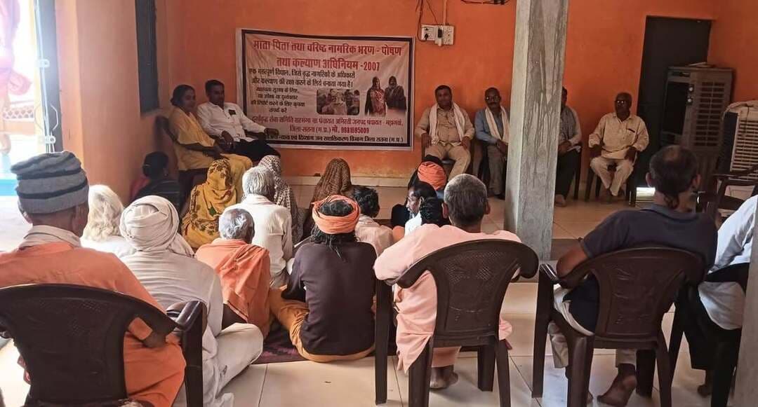 वरिष्ठ नागरिकों के अधिकारों एवं कल्याण को लेकर जागरूकता कार्यक्रम आयोजित
---
सतना 23 अक्टूबर 2026/माता-पिता और वरिष्ठ नागरिकों का भरण-पोषण तथा कल्याण अधिनियम, 2007 एवं वृद्धाश्रमों के लिए निर्धारित न्यूनतम मानकों के संबंध में एक दिवसीय संवेदनशीलता एवं जन-जागरूकता कार्यक्रम का आयोजन शुक्रवार को दुर्गा वृद्ध सेवा समिति वृद्धाश्रम सरभंगा #सतना में किया गया।
कार्यक्रम में वरिष्ठ नागरिकों के अधिकारों, उनके भरण-पोषण, कल्याण तथा वृद्धाश्रमों में उपलब्ध कराई जाने वाली आवश्यक सुविधाओं के संबंध में जागरूक किया गया। कार्यक्रम में वृद्धाश्रम में निवासरत वरिष्ठजन एवं आसपास के ग्रामीणजन उपस्थित रहे। इस दौरान वरिष्ठ नागरिकों के प्रति संवेदनशील व्यवहार अपनाने तथा उनके सम्मान, सुरक्षा और बेहतर देखभाल सुनिश्चित करने के महत्व पर जोर दिया गया। कार्यक्रम में ग्राम पंचायत अमिरती के सरपंच दिलीप त्रिपाठी, संस्था अध्यक्ष विमल संत एवं समाजसेवी प्रकाश पयासी प्रमुख रूप से उपस्थित रहे।
CM Madhya Pradesh
Dr Mohan Yadav
#JansamparkMP