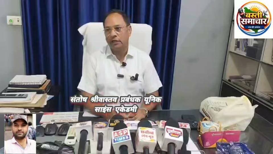 यूपीएससी संयुक्त भू-वैज्ञानिक परीक्षा में शिवांगी श्रीवास्तव ने हासिल की ऑल इंडिया प्रथम रैंक
यूनीक साइंस एकेडमी की पूर्व छात्रा का विद्यालय में हुआ सम्मान, प्ले-वे से इंटरमीडिएट तक रहीं टॉपर
बस्ती। यूपीएससी संयुक्त भू-वैज्ञानिक परीक्षा 2026 में ऑल इंडिया प्रथम रैंक हासिल कर बस्ती की बेटी शिवांगी श्रीवास्तव ने जिले का मान बढ़ाया है। उनकी इस शानदार उपलब्धि पर यूनीक साइंस एकेडमी सीनियर सेकेंडरी स्कूल, रौता बस्ती में सम्मान समारोह आयोजित किया गया। विद्यालय के डायरेक्टर संतोष कुमार श्रीवास्तव और प्रधानाचार्य राजेश कुमार श्रीवास्तव ने शिवांगी को स्मृति चिह्न देकर सम्मानित किया और उनके उज्ज्वल भविष्य की कामना की।
शिवांगी श्रीवास्तव, अजय श्रीवास्तव एवं श्रीमती शशि श्रीवास्तव की पुत्री हैं। विद्यालय के डायरेक्टर संतोष कुमार श्रीवास्तव ने बताया कि शिवांगी ने प्ले-वे से लेकर इंटरमीडिएट तक की पढ़ाई यूनीक साइंस एकेडमी से पूरी की। वह अपनी कक्षाओं में लगातार टॉपर रहीं और उच्च शिक्षा में भी उत्कृष्ट प्रदर्शन किया। अब यूपीएससी की संयुक्त भू-वैज्ञानिक परीक्षा में देश में प्रथम स्थान प्राप्त कर उन्होंने अपने माता-पिता और विद्यालय का नाम रोशन किया है।
माता-पिता और शिक्षकों के भरोसे को बनाया अपनी ताकत
अपनी सफलता का श्रेय माता-पिता और शिक्षकों के विश्वास को देते हुए शिवांगी ने कहा कि परिवार और विद्यालय के शिक्षकों को भरोसा था कि वह जीवन में कुछ बड़ा कर सकती हैं। इसी विश्वास से प्रेरित होकर उन्होंने पूरी लगन और मेहनत के साथ पढ़ाई की। शिवांगी ने बताया कि उन्होंने बिना किसी ट्यूशन के स्वाध्याय के माध्यम से परीक्षा की तैयारी की और देश में प्रथम रैंक हासिल की।
विद्यार्थियों को दिया सफलता का मंत्र
शिवांगी ने विद्यार्थियों को सफलता के लिए महत्वपूर्ण सुझाव देते हुए कहा कि किसी भी प्रतियोगी परीक्षा की तैयारी शुरू करने से पहले उसके पाठ्यक्रम (सिलेबस) को अच्छी तरह समझना चाहिए और उसी के अनुरूप रणनीति बनाकर पढ़ाई करनी चाहिए। उन्होंने विद्यार्थियों को इंटरमीडिएट तक मोबाइल से दूरी बनाए रखने तथा पढ़ाई पर पूरा ध्यान केंद्रित करने की सलाह दी। उन्होंने कहा कि पहली कोशिश में सफलता न मिलने पर निराश होने के बजाय दोबारा प्रयास करना चाहिए। निरंतर मेहनत, अनुशासन और आत्मविश्वास से लक्ष्य हासिल किया जा सकता है।
विद्यालय के प्रधानाचार्य राजेश कुमार श्रीवास्तव ने कहा कि मेहनत और लगन से पढ़ाई करने वाले विद्यार्थी कठिन से कठिन परीक्षा में भी सफलता प्राप्त कर सकते हैं। शिवांगी की उपलब्धि अन्य विद्यार्थियों के लिए प्रेरणास्रोत है।
इस अवसर पर विद्यालय की शिक्षिकाएं शालिनी श्रीवास्तव, शोभा पाण्डेय, संगीता श्रीवास्तव, सुमन त्रिपाठी तथा शिक्षक दुर्गेश कुमार, रमेश श्रीवास्तव, सुहैल अहमद सहित अन्य शिक्षक-शिक्षिकाओं ने शिवांगी को बधाई देते हुए उनके उज्ज्वल भविष्य की कामना की।