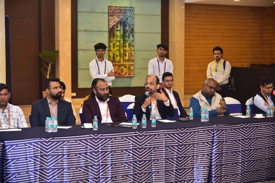 *मध्यप्रदेश सेमी कंडक्टर समिट-2026*
----
*राउंड टेबल चर्चा में एआई इंफ्रास्ट्रक्चर, शिक्षा-उद्योग सहयोग और सेमी कंडक्टर कंपनियों के विकास पर हुआ मंथन*
इंदौर 23 अक्टूबर 2026
मध्यप्रदेश को सेमी कंडक्टर एवं उभरती प्रौद्योगिकी के क्षेत्र में अग्रणी बनाने के उद्देश्य से इंदौर के ब्रिलियंट कन्वेंशन सेंटर में आयोजित मध्यप्रदेश सेमी कंडक्टर समिट-2026 के प्रथम दिवस तीन राउंड टेबल मीट हुई। इनमें आर्टिफिशियल इंटेलिजेंस इंफ्रास्ट्रक्चर, सेमी कंडक्टर क्षेत्र में शिक्षा एवं उद्योग के बीच सहयोग तथा फैबलेस, प्रोडक्ट एवं आईपी कंपनियों से संबंधित विषयों पर विचार-विमर्श हुआ। चर्चाओं में उद्योग जगत, तकनीकी विशेषज्ञों और शैक्षणिक संस्थानों के प्रतिनिधियों ने भाग लेकर प्रदेश में सेमी कंडक्टर इको सिस्टम के विकास, निवेश की संभावनाओं, कौशल विकास और तकनीकी नवाचार को बढ़ावा देने के संबंध में सुझाव दिए।
*प्रथम राउंड टेबल : एआई इंफ्रास्ट्रक्चर के विकास पर चर्चा*
प्रथम राउंड टेबल चर्चा में आर्टिफिशियल इंटेलिजेंस इंफ्रास्ट्रक्चर के विकास, तकनीकी सुविधाओं और उद्योगों में एआई के उपयोग पर विचार-विमर्श किया गया। चर्चा का उद्देश्य एआई एवं सेमी कंडक्टर क्षेत्र में कार्यरत कंपनियों और तकनीकी विशेषज्ञों के बीच संवाद को बढ़ावा देना तथा प्रदेश में इन तकनीकों के विकास की संभावनाओं पर विचार करना था।
प्रेसीडेंट, ज्वाइंट रोल ऑफ आईईएसए एंड सेमी इण्डिया, श्री अशोक चंडाक तथा सिनॉप्सिस के सीनियर डायरेक्टर श्री माधवेंद्र शान भटनागर सहित अन्य प्रतिभागियों ने एआई एप्लीकेशन, नेटवर्क, अनुसंधान, नवाचार और कुशल मानव संसाधन विकास से जुड़े विषयों पर अपने विचार एवं सुझाव प्रस्तुत किए।
*द्वितीय राउंड टेबल : सेमी कंडक्टर शिक्षा और उद्योग के बीच सहयोग*
द्वितीय राउंड टेबल में सेमी कंडक्टर क्षेत्र की आवश्यकताओं के अनुरूप कुशल मानव संसाधन तैयार करने तथा शैक्षणिक संस्थानों एवं उद्योगों के बीच सहयोग बढ़ाने पर चर्चा हुई। विद्यार्थियों को उद्योग की जरूरतों के अनुरूप प्रशिक्षण देने, विशेष पाठ्यक्रम विकसित करने और चिप डिजाइन एवं डिजाइन वेरिफिकेशन जैसे क्षेत्रों में तकनीकी दक्षता बढ़ाने पर जोर दिया गया।
राउंड टेबल में मध्यप्रदेश के विश्वविद्यालयों, तकनीकी संस्थानों, उद्योगों और संबंधित सरकारी विभागों को एक मंच पर लाकर राज्य स्तरीय सेमी कंडक्टर अकादमिक कंसोर्टियम स्थापित करने की संभावनाओं पर भी विचार किया गया। इसके साथ ही स्टार्ट अप को प्रोत्साहन, आधुनिक प्रशिक्षण सुविधाओं के विकास तथा अनुसंधान एवं नवाचार को बढ़ावा देने संबंधी चर्चा की गई।
अटल बिहारी वाजपेयी सुशासन एवं नीति विश्लेषण संस्थान के वाइस चेयरमैन श्री राजीव दीक्षित ने मध्यप्रदेश सरकार की सेमी कंडक्टर इको सिस्टम विकसित करने की पहल को विकसित भारत के लक्ष्य की दिशा में महत्वपूर्ण बताया। उन्होंने उपस्थित प्रतिभागियों को मध्यप्रदेश सेमी कंडक्टर पॉलिसी-2025 के प्रावधानों की जानकारी दी। देवी अहिल्या विश्वविद्यालय, इंदौर के कुलगुरु श्री राकेश सिंघल ने स्थानीय स्तर पर शैक्षणिक संस्थानों और उद्योगों के सहयोग से अकादमिक कंसोर्टियम विकसित करने पर जोर दिया। इस अवसर पर प्रोफेसर श्री वैभव नीमा सहित शिक्षण संस्थानों एवं उद्योग जगत के प्रतिनिधियों ने भी अपने सुझाव दिए।
*तृतीय राउंड टेबल : फैबलेस, प्रोडक्ट एवं आईपी कंपनियों के विकास पर मंथन*
तृतीय राउंड टेबल में फैबलेस सेमी कंडक्टर, प्रोडक्ट एवं आईपी कंपनियों से संबंधित विषयों पर चर्चा की गई। इसमें सेमी कंडक्टर कंपनियों की आवश्यकताओं, निवेश प्रोत्साहन, तकनीकी सुविधाओं, कौशल विकास और नीतिगत सहयोग जैसे विषयों पर विचार-विमर्श हुआ। सत्र में मध्यप्रदेश सेमी कंडक्टर पॉलिसी पर प्रस्तुतीकरण के माध्यम से जानकारी दी गई। प्रतिभागियों ने प्रदेश में सेमी कंडक्टर उद्योग के विकास के लिए आवश्यक सुविधाओं और अनुकूल औद्योगिक वातावरण तैयार करने के संबंध में सुझाव साझा किए। चर्चा में एसटी, एनएक्सपी और एलएंडटी सेमी से जुड़े श्री कृष्णा ठाकुर, आईआईटी इंदौर की असिस्टेंट प्रोफेसर सुश्री प्रतिभा वर्मा सहित अन्य प्रतिभागियों ने सहभागिता की।
#JansamparkMP #Indore #SemiconductorSummit2026 #AI #Technology
CM Madhya Pradesh
Jansampark Madhya Pradesh