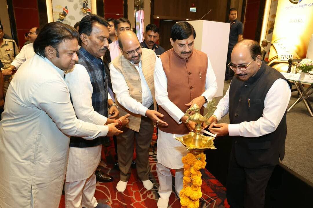 *खुद की जान को जोखिम में डालकर दूसरों के प्राण बचाती है पुलिस- मुख्यमंत्री डॉ. यादव*
---
*मुख्यमंत्री डॉ. यादव ने साहसिक कार्य करने वाले 30 से अधिक पुलिसकर्मियों को किया सम्मानित*
इंदौर 23 अक्टूबर 2026
मुख्यमंत्री डॉ. मोहन यादव ने कहा कि पुलिस के जवान से लेकर अधिकारी तक लगातार बिना थके परिश्रम और ईमानदारी के साथ कार्य करते है। खुद की जान को जोखिम में डालकर दूसरों के प्राण बचाने का नाम है पुलिस। पुलिस के जवान साहस के साथ निष्पक्षता के साथ अपनी ड्यूटी निभाते है। मुख्यमंत्री डॉ. यादव ने कहा कि पुलिस के जवान सेवा, सुरक्षा और परिश्रम में हमेशा आगे रहतें है। ऐसे पुलिसकर्मियों को उनके सेवा और साहसिक कार्यों के लिये सम्मानित किया जाना गर्व की बात है।
मुख्यमंत्री डॉ.यादव शुक्रवार को इंदौर के होटल पार्क में "खाकी के जज्बे को पत्रिका का सलाम" आयोजित कार्यक्रम में अपना सम्बोधन दे रहे थे। कार्यक्रम में मुख्यमंत्री डॉ. यादव ने 30 से अधिक ऐसे पुलिसकर्मियों को सम्मानित किया, जिन्होंने सेवा में रहते हुए साहसिक कार्य किये। मुख्यमंत्री डॉ. यादव ने सम्मानित पुलिसकर्मियों को बधाई देते हुए कहा कि वे इस तरह के कार्य करते हुए समाज को सदैव प्रेरणा देते रहे। उन्होंने कहा कि राज्य सरकार ने बड़ी संख्या में पुलिसकर्मियों की भर्तियां की है तथा नई भर्तियां और की जायेंगी। साथ ही वर्षों से रुकी पदोन्नति पुन: प्रारंभ की गई है। मुख्यमंत्री डॉ. यादव ने सम्मान समारोह के दौरान अपनी संवेदनशीलता का परिचय देते हुए सयोगितागंज थाने के आरक्षक श्री लाल साहब को मंच से नीचे उतरकर सम्मानित किया। आरक्षक श्री लाल साहब अपने पैरों में तकलीफ के कारण मंच पर चढ़ने में असमर्थ थे। कार्यक्रम में शिक्षाविद डॉ. स्वप्निल कोठारी ने कहा कि साहस जब ईमानदारी के साथ मिल जाता है, तो वह कहानी दूसरों के लिये प्रेरणा बन जाती है। पत्रिका के विकास यात्रा के बारे में जानकारी संपादक अनिल कर्मा ने दी।
कार्यक्रम में जल संसाधन मंत्री श्री तुलसीराम सिलावट, विधायक श्री मधु वर्मा, श्री रमेश मेंदोला, श्री गोलू शुक्ला, संभागायुक्त श्री भास्कार लाक्षाकार, आईजी श्री अनुराग, पुलिस कमिश्नर श्री संतोष कुमार सिंह, कलेक्टर श्री शिवम वर्मा, श्री गौरव रणदिवे, श्री सुमित मिश्रा सहित बड़ी संख्या में पुलिसकर्मी एवं उनके परिजन तथा गणमान्य नागरिक उपस्थित थे।
#JansamparkMP #Indore #Police #MadhyaPradesh
CM Madhya Pradesh
Jansampark Madhya Pradesh
Indore Police