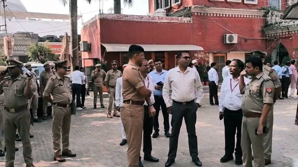 Shahjahanpur : शिक्षक एमएलसी चुनाव : डीएम-एसपी ने नगर निगम बूथ का किया निरीक्षण, मतदान व्यवस्था का लिया जायजा।
जिले के 14 मतदान केंद्रों पर 4825 मतदाता कर रहे मतदान।