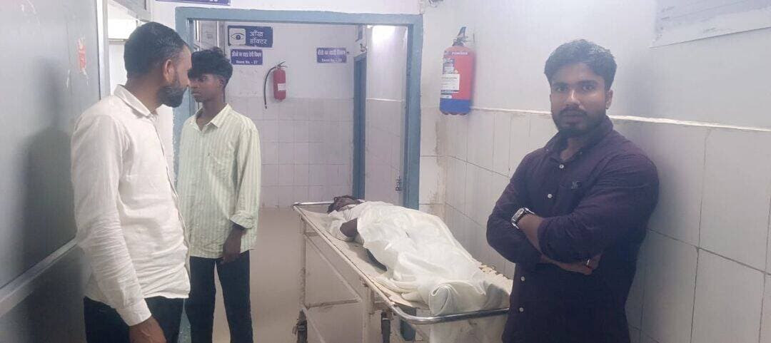 यूरिया खाने से अनीश उरांव की हालत गंभीर, सदर अस्पताल में इलाज जारी
लोहरदगा। जिले के जिमा गोपी टोली निवासी अनीश उरांव, पिता रमेश उरांव, द्वारा यूरिया खाने का मामला सामने आया है। घटना के बाद उनकी हालत गंभीर बताई जा रही है। परिजनों ने उन्हें इलाज के लिए लोहरदगा सदर अस्पताल पहुंचाया, जहां उनका उपचार किया जा रहा है।