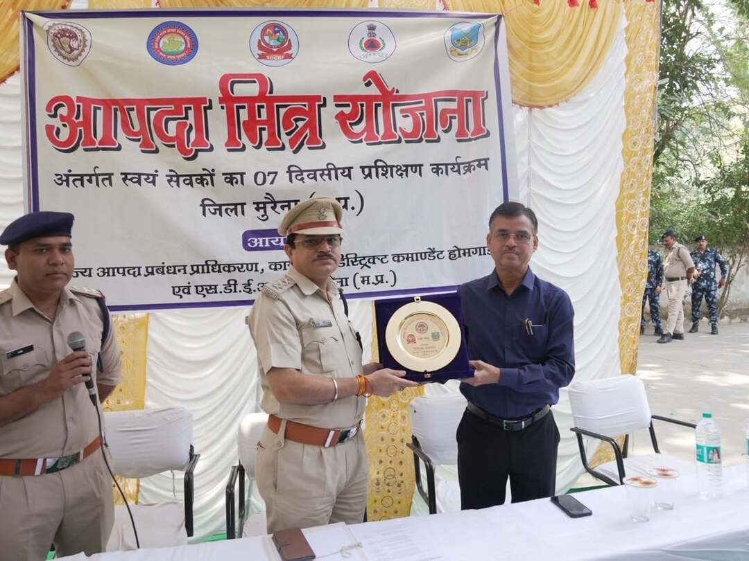 आपदा मित्र योजना के अंतर्गत सात दिवसीय प्रशिक्षण कार्यक्रम प्रारंभ
आपदा प्रबंधन, भूकंप से बचाव तथा राहत एवं बचाव कार्यों का दिया जा रहा व्यावहारिक प्रशिक्षण
मध्यप्रदेश शासन के गृह विभाग एवं मध्यप्रदेश आपदा प्रबंधन प्राधिकरण के निर्देशानुसार जिले में आपदा मित्र योजना के अंतर्गत सात दिवसीय प्रशिक्षण कार्यक्रम का शुभारंभ शुक्रवार को कार्यालय डिस्ट्रिक्ट कमांडेंट होमगार्ड परिसर में किया गया। प्रशिक्षण का प्रथम सत्र 23 से 29 अक्टूबर 2026 तक आयोजित किया जा रहा है। कार्यक्रम का शुभारंभ अपर कलेक्टर श्री अश्विनी कुमार रावत ने मां सरस्वती के चित्र के समक्ष दीप प्रज्वलित कर किया।
प्रशिक्षण के प्रथम दिवस डिस्ट्रिक्ट कमांडेंट होमगार्ड श्री अश्विनी कुमार सूद ने आपदा प्रबंधन की अवधारणा, आपदा के दौरान आपदा मित्रों की भूमिका तथा आपातकालीन परिस्थितियों से निपटने के लिए आवश्यक तैयारियों के संबंध में विस्तार से जानकारी दी। उन्होंने आपदा के समय त्वरित निर्णय लेने, सतर्कता बरतने, तत्परता के साथ कार्य करने तथा विभिन्न एजेंसियों के बीच समन्वय बनाए रखने के महत्व को रेखांकित किया।
प्रशिक्षण सत्र के दौरान कंपनी कमांडर श्री प्रमोद डंडोतिया ने भूकंप जैसी प्राकृतिक आपदाओं के दौरान अपनाई जाने वाली सावधानियों, सुरक्षित स्थान पर पहुंचने तथा बचाव के प्रभावी उपायों के संबंध में प्रशिक्षण प्रदान किया। वहीं, प्लाटून कमांडर श्री दीपक राठौर ने भार उठाने एवं उसे सुरक्षित रूप से स्थिर करने की तकनीकों की व्यावहारिक जानकारी दी। प्रशिक्षण के माध्यम से प्रतिभागियों को आपदा की स्थिति में सुरक्षित एवं प्रभावी ढंग से राहत और बचाव कार्य संचालित करने की प्रक्रिया से अवगत कराया गया।
आपदा मित्र योजना के अंतर्गत आयोजित इस प्रशिक्षण कार्यक्रम का उद्देश्य आपदा के समय स्थानीय स्तर पर प्रशिक्षित स्वयंसेवकों की उपलब्धता सुनिश्चित करना तथा राहत एवं बचाव कार्यों में उनकी प्रभावी सहभागिता विकसित करना है। सात दिवसीय प्रशिक्षण के दौरान प्रतिभागियों को आपदा प्रबंधन, प्राथमिक स्तर पर बचाव, सुरक्षा उपायों तथा आपातकालीन परिस्थितियों में समन्वित रूप से कार्य करने संबंधी आवश्यक कौशल एवं तकनीकी जानकारी प्रदान की जाएगी। इससे आपदा की स्थिति में प्रभावित व्यक्तियों को त्वरित सहायता उपलब्ध कराने और जनहानि को कम करने में सहयोग मिलेगा।
#JansamparkMP #morena2026 #Morena #MadhyaPradesh Jansampark Madhya Pradesh
