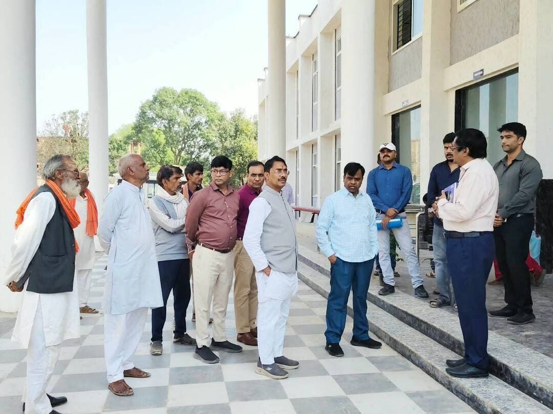 मुख्यमंत्री जन विश्वास अभियान के अंतर्गत मनगंवा विधायक इंजीनियर नरेंद्र प्रजापति एवं कलेक्टर नरेंद्र कुमार सूर्यवंशी ने गंगेव के विभिन्न वार्डों में पहुंचकर विभिन्न कार्यों का निरीक्षण किया। इस दौरान विधायक एवं कलेक्टर ने गंगेव में निर्माणाधीन सामुदायिक स्वास्थ्य केंद्र का भ्रमण कर निरीक्षण किया।
CM Madhya Pradesh Dr Mohan Yadav Jansampark Madhya Pradesh
#JanVishwasAbhiyan
#Rewa #रीवा
