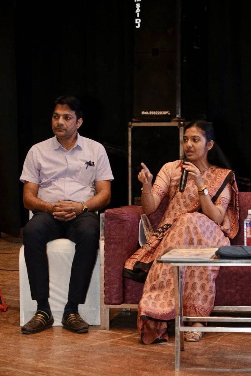 रीवा में ग्राम पंचायतों को स्वावलंबी बनाने हेतु एक दिवसीय कार्यशाला आयोजित
सीईओ श्रीमती सृष्टि देशमुख गौड़ा के निर्देश पर निर्देश सरपंच, सचिव और जीआरएस को दिया गया प्रशिक्षण
___________________________________________
जिला पंचायत रीवा की मुख्य कार्यपालन अधिकारी श्रीमती सृष्टि देशमुख गौड़ा के निर्देश पर ग्राम पंचायतों को सशक्त और स्वावलंबी बनाने के उद्देश्य से कृष्णा राज कपूर ऑडिटोरियम में एक दिवसीय विस्तृत प्रशिक्षण कार्यशाला का सफल आयोजन किया गया। महात्मा गांधी राज्य ग्रामीण विकास एवं पंचायत राज संस्थान, जबलपुर के तत्वावधान में आयोजित इस कार्यशाला में जिले की 06 जनपद पंचायतों के सरपंच, सचिव तथा ग्राम रोजगार सहायक शामिल हुए। कार्यशाला का आयोजन दो पालियों में किया गया। प्रथम पाली में जनपद पंचायत रीवा, जवा एवं त्यौंथर के जनप्रतिनिधियों व कर्मचारियों ने भाग लिया। द्वितीय पाली में जनपद पंचायत गंगेव, रायपुर कर्चुलियान एवं सिरमौर के प्रतिभागियों ने सहभागिता की।
कार्यक्रम की अध्यक्षता करते हुए जिला पंचायत सीईओ श्रीमती सृष्टि देशमुख गौड़ा ने ग्राम पंचायतों के सुदृढ़ीकरण हेतु निर्देशित किया कि स्वयं के स्रोतों से आय में वृद्धि करें। प्रत्येक ग्राम पंचायत वन सोर्स रेवेन्यू कर की राशि का विभिन्न मदों के तहत प्रभावी संग्रहण करे, ताकि पंचायतें आर्थिक रूप से आत्मनिर्भर बन सकें। वन सोर्स रेवेन्यू प्रबंधन के तहत सभी करों के लिए ऑनलाइन भुगतान प्रणाली लागू करने और उसका व्यापक प्रचार-प्रसार करने के निर्देश दिए गए। उन्होंने कहा कि पंचायतों में समग्र पंजीयन का कार्य प्राथमिकता से पूरा किया जाए, जिससे प्रत्येक परिवार की सामाजिक-आर्थिक स्थिति स्पष्ट हो सके।
कार्यशाला में पंचायतों में संचालित नल-जल योजनाओं के सुचारू क्रियान्वयन हेतु लोक स्वास्थ्य यांत्रिकी विभाग के साथ समन्वय बनाकर लंबित व पेंडिंग योजनाओं को शीघ्र पूर्ण कर हैंडओवर करने पर चर्चा हुई। ग्राम पंचायत विकास योजना निर्माण के लिए निर्धारित 9 थीमों पर प्रशिक्षण दिया गया। साथ ही 'दृष्टि' पोर्टल पर शत-प्रतिशत एंट्री, ऑनलाइन ऑडिट तथा ऑनलाइन कैश बुक की अनिवार्य प्रविष्टि के निर्देश दिए गए। ग्राम पंचायतों में संपत्ति रजिस्टर का संधारण अनिवार्य रूप से किया जाए तथा यह स्पष्ट जानकारी हो कि किस संपत्ति पर किस मानक के आधार पर कर लिया जाना है।
मध्य प्रदेश विद्युत वितरण कंपनी को निर्देश दिए गए कि शासकीय कनेक्शनों के ओवर-रेटेड बिल न आएँ। पंचायतों के सभी शासकीय कनेक्शनों की सूची उपलब्ध कराई जाए और उनमें मीटर अनिवार्य रूप से लगे हों। कार्यक्रम में महात्मा गांधी राज्य ग्रामीण विकास संस्थान, जबलपुर के फैकल्टी डॉ. त्रिलोचन सिंह द्वारा प्रतिभागियों को ओएसआर, जीपीडीपी निर्माण, 'दृष्टि' पोर्टल के संचालन और डिजिटल भुगतान प्रणालियों के संबंध में तकनीकी एवं व्यावहारिक प्रशिक्षण प्रदान किया गया। इस अवसर पर जिला पंचायत के प्रभारी अधिकारी, विभिन्न जनपद पंचायतों के सीईओ, सरपंच, सचिव तथा जीआरएस बड़ी संख्या में उपस्थित रहे।
CM Madhya Pradesh Dr Mohan Yadav Collector Rewa Jansampark Madhya Pradesh
#Rewa #रीवा