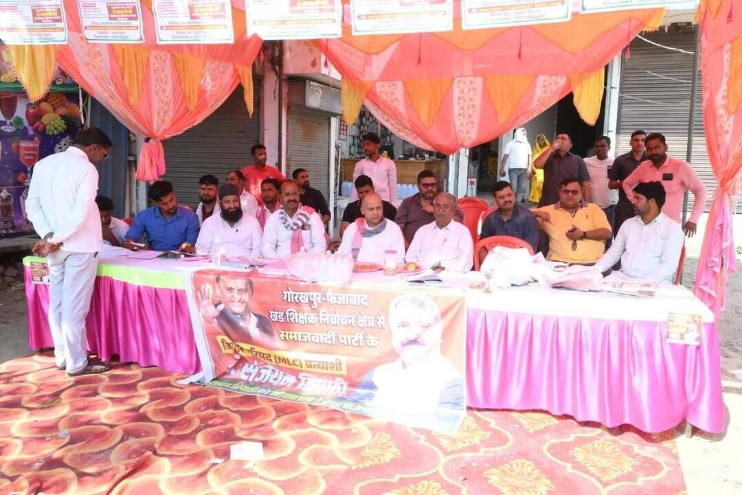 रोहित पांडेय ने सेमरियावां में शिक्षकों और मतदाताओं से की मुलाकात, चुनाव को लेकर हुई चर्चा
संतकबीरनगर। खलीलाबाद विधानसभा क्षेत्र संख्या 313 के अंतर्गत ब्लॉक सेमरियावां पहुंचकर सपा नेता रोहित पांडेय ने गोरखपुर-फैजाबाद खंड शिक्षक निर्वाचन 2026 को लेकर शिक्षकों एवं मतदाताओं से मुलाकात की।
इस दौरान समाजवादी पार्टी के प्रत्याशी डॉ. संजयन त्रिपाठी के संबंध में चर्चा करते हुए निर्वाचन से जुड़े विभिन्न विषयों पर विचार-विमर्श किया। इस मुलाकात के दौरान शिक्षक निर्वाचन को लेकर बातचीत हुई और चुनाव से संबंधित मुद्दों पर चर्चा की गई।