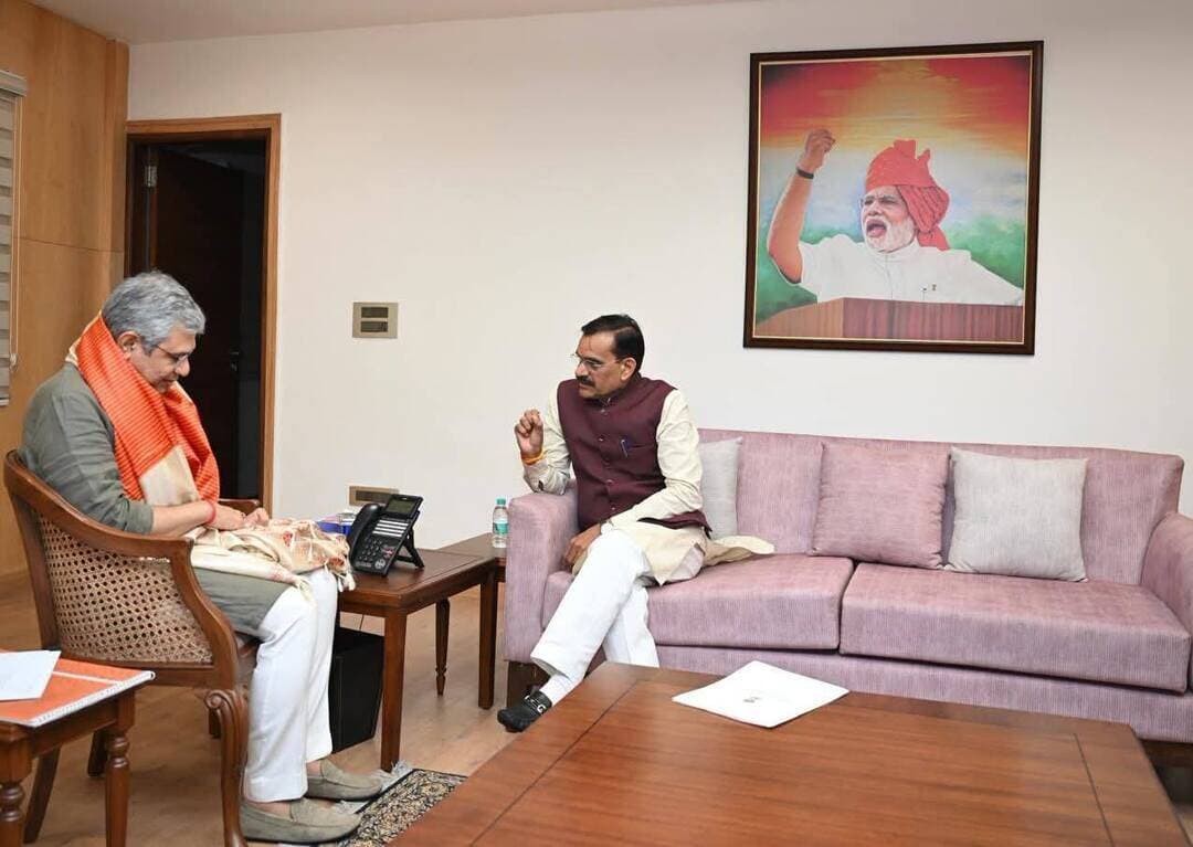 खजुराहो/भारतीय जनता पार्टी के राष्ट्रीय संकुल प्रकोष्ठ के संयोजक एवं खजुराहो सांसद विष्णु दत्त शर्मा ने आज दिल्ली में केंद्रीय रेल मंत्री अश्विनी वैष्णव से मुलाकात कर अपने संसदीय क्षेत्र में रेलवे के विस्तार सहित विभिन्न मुद्दों पर बातचीत की ।
सांसद खजुराहो विष्णु दत्त शर्मा ने बताया कि आजाद भारत के इतिहास में पहली बार 24 अक्टूबर को पन्ना जिले तक रेल पहुंच रही है, यह बुंदेलखंड सहित पन्ना के लिए एक ऐतिहासिक दिन है इस सौगात के लिए आपने प्रधानमंत्री नरेंद्र मोदी एवं रेल मंत्री अश्विनी वैष्णव के प्रति आभार व्यक्त करते हुए क्षेत्र की जनता की ओर से धन्यवाद पत्र दिया,वही खजुराहो संसदीय क्षेत्र के कटनी में लॉजिस्टिक हब एवं पिट के निर्माण हेतु आग्रह किया, पन्ना और खजुराहो को जल्द ही रेलवे लाइन से जोड़ने के साथ-साथ क्षेत्र में रेल सुविधाओं के बिस्तर पर भी चर्चा की ।
सांसद खजुराहो विष्णु दत्त शर्मा ने बताया कि पर्यटन की दृष्टिकोण से खजुराहो से वाराणसी संचालित वंदे भारत एक्सप्रेस ट्रेन के समय परिवर्तन हेतु भी पत्र के माध्यम से रेल मंत्री अश्विनी वैष्णव से आग्रह किया कि उक्त इस ट्रेन का संचालन खजुराहो से प्रातः प्रारंभ होकर दोपहर वाराणसी पहुंचे और दोपहर में वाराणसी से रवाना होकर रात्रि में खजुराहो पहुंचे जो पर्यटन की दृष्टिकोण से बेहतर होगा ,उक्त इस मांग को लेकर पर्यटन व्यवसाईयों ने खजुराहो सांसद विष्णु दत्त शर्मा से आग्रह भी किया था जिस पर उन्होंने गौर करते हुए आज केंद्रीय रेल मंत्री को उक्त संदर्भ में भी पत्र सोपा है ।