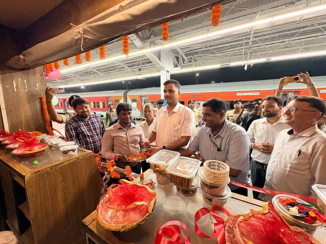 # *कटिहार रेलवे स्टेशन पर ‘एक स्टेशन, एक उत्पाद’ योजना के तहत मखाना एवं मिठाई स्टॉल का शुभारंभ*
**जिला पदाधिकारी कटिहार की पहल पर कटिहार के मखाना उत्पादों को मिलेगा नया बाजार, किसानों की आय बढ़ाने की दिशा में महत्वपूर्ण कदम**
**कटिहार, 23 अक्टूबर 2026।** जिला प्रशासन, कटिहार एवं जिला कृषि विभाग की पहल पर कटिहार रेलवे स्टेशन पर ‘एक स्टेशन, एक उत्पाद’ (OSOP) योजना के अंतर्गत **‘मखाना जंक्शन’ स्टॉल** का शुभारंभ किया गया। जिलाधिकारी श्री आशुतोष द्विवेदी एवं रेलवे के मंडल रेल प्रबंधक (DRM) द्वारा संयुक्त रूप से उद्घाटन कर स्टॉल का विधिवत शुभारंभ किया गया।
जिला कृषि पदाधिकारी, कटिहार की पहल का मुख्य उद्देश्य **कटिहार के प्रसिद्ध मखाना उत्पादों को व्यापक बाजार उपलब्ध कराना, स्थानीय उत्पादों की पहचान को राष्ट्रीय स्तर पर बढ़ावा देना तथा मखाना उत्पादक किसानों की आय में वृद्धि करना** है। रेलवे स्टेशन जैसे महत्वपूर्ण सार्वजनिक स्थल पर स्टॉल खुलने से यात्रियों को कटिहार के मखाना से बने विभिन्न स्वादिष्ट एवं पौष्टिक उत्पाद उपलब्ध होंगे।
स्टॉल पर भुना मखाना, पेरी-पेरी मखाना, चीज एवं चटपटा मखाना, कैरेमल मखाना, मखाना बर्फी, मखाना ठेकुआ तथा मखाना लड्डू एवं खीर मिक्स जैसे उत्पाद उपलब्ध कराए जाएंगे। इससे स्थानीय मखाना उत्पादों को बाजार से जोड़ने, प्रसंस्करण एवं मूल्य संवर्धन को प्रोत्साहित करने तथा स्थानीय उद्यमिता को बढ़ावा देने में मदद मिलेगी।
इस पहल से कटिहार के मखाना को एक विशिष्ट पहचान दिलाने के साथ-साथ **किसानों, स्थानीय उत्पादकों एवं स्वरोजगार से जुड़े लोगों के लिए नए आर्थिक अवसर सृजित होने की उम्मीद है।** जिला प्रशासन एवं जिला कृषि विभाग का यह प्रयास कृषि उत्पादों के विपणन को सशक्त बनाने तथा कृषि आधारित अर्थव्यवस्था को गति देने की दिशा में महत्वपूर्ण है।
जिला कृषि पदाधिकारी, कटिहार ने कहा कि जिले के विशिष्ट कृषि उत्पादों को बाजार से जोड़ना, किसानों को उनके उत्पादों का बेहतर मूल्य दिलाना तथा कटिहार की कृषि पहचान को मजबूत करना विभाग की प्राथमिकताओं में शामिल है। ‘मखाना जंक्शन’ इसी दिशा में एक महत्वपूर्ण पहल है।
** *जिला पदाधिकारी श्री आशुतोष द्विवेदी* ने कहा कि यह पहल स्वस्थ खानपान, स्थानीय उत्पादों के प्रोत्साहन, किसान समृद्धि एवं समृद्ध कटिहार के संकल्प को साकार करने की दिशा में एक सकारात्मक कदम है।**
Information & Public Relations Department, Government of Bihar #katihar Department of Agriculture, Government of Bihar