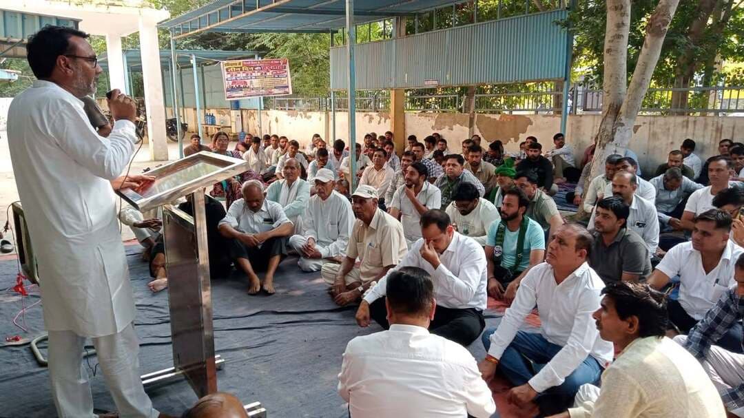 'बिजली कर्मचारियों की हड़ताल को इंडियन नेशनल लोकदल जिला कार्यकारिणी ने दिया समर्थन'
आज रेवाड़ी में बिजली कर्मचारियों द्वारा अपनी मांगों को लेकर की जा रही हड़ताल में इंडियन नेशनल लोकदल रेवाड़ी जिला कार्यकारिणी ने पहुंचकर अपना समर्थन दिया और कर्मचारियों को आश्वासन दिया कि उनकी जायज मांगों और संघर्ष में पार्टी उनके साथ मजबूती से खड़ी है।
जिला प्रधान डॉ राजपाल ने कहा कि सरकार की मनमानी किसी भी सूरत में बर्दाश्त नहीं की जाएगी। यह सरकार जनविरोधी नीतियों पर चल रही है और सरकारी विभागों का निजीकरण करके आम जनता तथा कर्मचारियों के हितों को नुकसान पहुंचाना चाहती है। सरकार की निजीकरण की नीति से न केवल कर्मचारियों का भविष्य प्रभावित होगा, बल्कि आम जनता को भी इसका खामियाजा भुगतना पड़ सकता है। उनके साथ इस मौके पर प्रदेश कार्यकारणी सदस्य संपत राम डहनवाल, महिला जिला प्रधान कमला शर्मा, हल्का प्रधान वरुण गांधी, हल्का प्रधान कुलदीप यादव, लीगल सेल के जिला अध्यक्ष सतीश यादव एडवोकेट जसवंत शाहपुर, युवा प्रदेश कार्यकारणी सदस्य ललित टिकला, जोन प्रभारी रविन्द्र करनावास, सुरेंद्र डूडी, युवा हल्का प्रधान कृष्ण बोहका, मीर सिंह मोहम्मदपुर, जगबीर सिवाच, राजेंद्र यादव, रमेश यादव, सतीश सुरखपुर, कैलाश सैनी, यशपाल कालरा, नवीन गुलिया, अमरदीप ढिल्लो आदि कई कार्यकर्ता मौजूद रहे।