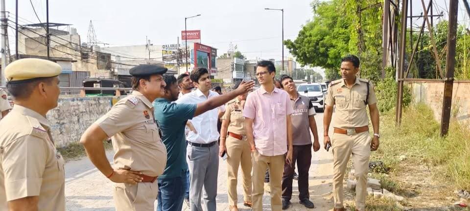 रेवाड़ी पुलिस का सराहनीय कदम: बिजली कर्मियों की हड़ताल के दौरान संकट मोचक बनकर 100 से अधिक गांवों को दी राहत
रेवाड़ी जिले में इन दिनों बिजली कर्मचारियों की हड़ताल के कारण उत्पन्न हुए गंभीर बिजली संकट से आम जनता को राहत दिलाने के लिए रेवाड़ी पुलिस आगे आई है। पुलिस अधीक्षक रेवाड़ी हेमेंद्र कुमार मीणा,आईपीएस के कुशल नेतृत्व में रेवाड़ी पुलिस ने कानून-व्यवस्था संभालने के साथ-साथ बिजली व्यवस्था को सुचारू रूप से चलाने का बेड़ा उठाया है, जिससे जिले के 100 से अधिक गांवों के ग्रामीणों ने राहत की सांस ली है।
पुलिस की मुस्तैदी से चालू हुए मुख्य पावर स्टेशन व फीडर,
हड़ताल के चलते ठप पड़ी बिजली आपूर्ति बहाली के लिए जिला पुलिस प्रशासन द्वारा युद्ध स्तर पर कार्य किया जा रहा है। पुलिस प्रशासन ने तुरंत एक्शन लेते हुए बीते 24 घंटे में जिले के 20 ज्यादा बिजली फीडर को सुचारू रूप से चालू किया है।
इन पावर स्टेशनों और फीडरों के चालू होने से रेवाड़ी के ग्रामीण इलाकों में बिजली आपूर्ति फिर से शुरू हो गई है, जिससे भीषण पेयजल और अन्य समस्याओं से जूझ रहे 100 से अधिक गांवों के हजारों ग्रामीणों को बड़ी राहत मिली है।
*रेवाड़ी पुलिस के सराहनीय प्रयास:*
*खुद ठीक किए फॉल्ट:* कुछ पावर स्टेशनों पर पुलिसकर्मियों ने खुद ही बिजली ठीक कर बिजली आपूर्ति को सुचारू किया है।
*फॉल्ट सुधारने के लिए ढूंढ-ढूंढ कर लाए जा रहे हैं जानकार*
बिजली आपूर्ति में आ रही तकनीकी बाधाओं को दूर करने के लिए रेवाड़ी पुलिस विशेष अभियान चला रही है। पुलिसकर्मी क्षेत्र में सक्रिय रूप से रिटायर्ड जेई , बिजली विभाग के अन्य कर्मचारियों तथा बिजली के तकनीकी जानकारों को ढूंढ-ढूंढ कर ला रहे हैं और उनकी मदद से युद्धस्तर पर बिजली के फॉल्ट ठीक करवाए जा रहे हैं।
*जान जोखिम में डालकर डटे हैं पुलिसकर्मी*
अपनी जान और सुरक्षा को दांव पर लगाकर रेवाड़ी पुलिस के जवान बिजली दुरुस्त करने के इस चुनौतीपूर्ण कार्य में जुटे हुए हैं। पुलिसकर्मियों का यह समर्पण और सेवाभाव इस कठिन समय में जनता के लिए एक बड़ी मिसाल बन गया है।
*एसपी रेवाड़ी श्री हेमेंद्र कुमार मीणा की जनता से अपील*
रेवाड़ी के पुलिस अधीक्षक श्री हेमेंद्र कुमार मीणा ने जिले की आम जनता से अपील की है कि वे इस आपात स्थिति में पुलिस प्रशासन का पूरा सहयोग करें
*उन्होंने कहा:* "रेवाड़ी पुलिस नागरिकों की सुरक्षा और कानून-व्यवस्था बनाए रखने के साथ-साथ इस बिजली संकट के समाधान के लिए भी चौबीसों घंटे पूरी तरह तत्पर है। इस मुश्किल समय में पुलिस और जनता का तालमेल ही व्यवस्था को सुचारू रख सकता है।"
*रेवाड़ी पुलिस के इस त्वरित, संवेदनशील और साहसिक कदम की पूरे जिले में सराहना हो रही है।*