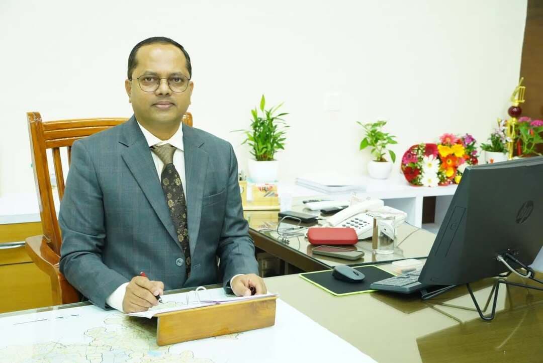 ಕರ್ನಾಟಕ ಈಶಾನ್ಯ ಶಿಕ್ಷಕರ ಕ್ಷೇತ್ರ ಚುನಾವಣೆ 2026: ಬಳ್ಳಾರಿ ಜಿಲ್ಲೆಯಲ್ಲಿ ಶಾಂತಿಯುತ ಮತದಾನ, ಶೇಕಡಾ 86.50 ರಷ್ಟು ಮತದಾನ ದಾಖಲು
ಬಳ್ಳಾರಿ,ಅ.23 :
ಕರ್ನಾಟಕ ಈಶಾನ್ಯ ಶಿಕ್ಷಕರ ಕ್ಷೇತ್ರದ ದ್ವೆöÊವಾರ್ಷಿಕ ಚುನಾವಣೆ 2026ರ ಅಂಗವಾಗಿ ಬಳ್ಳಾರಿ ಜಿಲ್ಲೆಯಲ್ಲಿ ಶುಕ್ರವಾರ ಮತದಾನ ಪ್ರಕ್ರಿಯೆ ಶಾಂತಿಯುತವಾಗಿ ಮುಕ್ತಾಯಗೊಂಡಿದೆ. ಜಿಲ್ಲೆಯ ಎಲ್ಲಾ ಮತಗಟ್ಟೆಗಳಲ್ಲಿ ಸಂಜೆ 4 ಗಂಟೆಯ ವೇಳೆಗೆ ಒಟ್ಟು 86.50 ರಷ್ಟು ದಾಖಲೆಯ ಮತದಾನವಾಗಿದೆ.
*ಮತದಾರರ ವಿವರ ಹಾಗೂ ಅಂತಿಮ ಅಂಕಿ-ಅAಶ:*
ಒಟ್ಟು ನೋಂದಾಯಿತ ಮತದಾರರು: 3,393 (ಪುರುಷರು-1,814, ಮಹಿಳೆಯರು-1,579)
ಚಲಾವಣೆಯಾದ ಒಟ್ಟು ಮತಗಳು: 2,935
ಮತ ಚಲಾಯಿಸಿದ ಪುರುಷರು: 1,615 (ಶೇ.89.08)
ಮತ ಚಲಾಯಿಸಿದ ಮಹಿಳೆಯರು: 1,320 (ಶೇ.83.54)
*ಹಂತ-ಹAತವಾಗಿ ಏರಿಕೆಯಾದ ಮತದಾನದ ಪ್ರಮಾಣ:*
ಬೆಳಗ್ಗೆಯಿಂದಲೇ ಮತಗಟ್ಟೆಗಳಿಗೆ ಶಿಕ್ಷಕ ಮತದಾರರು ಹೆಚ್ಚಿನ ಸಂಖ್ಯೆಯಲ್ಲಿ ಆಗಮಿಸಿದ್ದು ಕಂಡುಬAತು.
ಬೆಳಿಗ್ಗೆ 10 ಗಂಟೆಗೆ- ಒಟ್ಟು 409 ಮತಗಳು (ಶೇ.12.05) ಚಲಾವಣೆಯಾಗಿದ್ದವು.
ಮಧ್ಯಾಹ್ನ 12 ಗಂಟೆಗೆ- ಮತದಾನದ ಪ್ರಮಾಣ ತೀವ್ರಗತಿಯಲ್ಲಿ ಏರಿಕೆಯಾಗಿ 1,453 ಮತಗಳು (ಶೇ.42.82) ದಾಖಲಾದವು.
ಮಧ್ಯಾಹ್ನ 02 ಗಂಟೆಗೆ- ಮತದಾನ ಪ್ರಮಾಣ 2,333 ಮತಗಳೊಂದಿಗೆ ಶೇ.68.76 ಕ್ಕೆ ತಲುಪಿತು.
ಸಂಜೆ 04 ಗಂಟೆಗೆ (ಅಂತಿಮ ಅವಧಿ)- ಒಟ್ಟು 2,935 ಮತಗಳು ಚಲಾವಣೆಯಾಗುವುದರೊಂದಿಗೆ ಮತದಾನವು ಶೇ.86.50 ತಲುಪಿ ಪೂರ್ಣಗೊಂಡಿತು.
*ಮತಗಟ್ಟೆವಾರು ಮತದಾನದ ವಿವರ:*
ನೂತನ ಜಿಲ್ಲಾಡಳಿತ ಭವನದ ಬಳ್ಳಾರಿ ತಾಲ್ಲೂಕು ಕಚೇರಿ(ಭಾಗ-1): ಒಟ್ಟು 939 ಮತದಾರರಲ್ಲಿ 791 ಮಂದಿ (393 ಪುರುಷರು, 398 ಮಹಿಳೆಯರು) ಮತದಾನ ಮಾಡಿದ್ದಾರೆ.
ಸರ್ಕಾರಿ ಬಾಲಕಿಯರ ಜೂನಿಯರ್ ಕಾಲೇಜು ಕೊಠಡಿ ಸಂ.1(ಭಾಗ-2): ಒಟ್ಟು 700 ಮತದಾರರಲ್ಲಿ 590 ಮತಗಳು (316 ಪುರುಷರು, 274 ಮಹಿಳೆಯರು) ಚಲಾವಣೆಯಾಗಿವೆ.
ಸರ್ಕಾರಿ ಬಾಲಕಿಯರ ಜೂನಿಯರ್ ಕಾಲೇಜು ಕೊಠಡಿ ಸಂ. 3 (ಭಾಗ-2ಎ): 564 ಮತದಾರರ ಪೈಕಿ 471 ಮಂದಿ (214 ಪುರುಷರು, 257 ಮಹಿಳೆಯರು) ಹಕ್ಕು ಚಲಾಯಿಸಿದ್ದಾರೆ.
ಕಂಪ್ಲಿ ಪುರಸಭೆ ಕಚೇರಿ (ಭಾಗ-3): ಒಟ್ಟು 216 ಮತದಾರರಲ್ಲಿ 204 ಮತಗಳು (133 ಪುರುಷರು, 71 ಮಹಿಳೆಯರು) ದಾಖಲಾಗಿವೆ.
ಕುರುಗೋಡು ತಾಲ್ಲೂಕು ಕಚೇರಿ (ಭಾಗ-4): ಒಟ್ಟು 120 ಮತದಾರರಲ್ಲಿ 110 ಮಂದಿ (85 ಪುರುಷರು, 25 ಮಹಿಳೆಯರು) ಮತ ಚಲಾಯಿಸಿದ್ದಾರೆ.
ಸಂಡೂರು ತಾಲ್ಲೂಕು ಕಚೇರಿ (ಭಾಗ-5): ಒಟ್ಟು 387 ಮತದಾರರಲ್ಲಿ 344 ಮಂದಿ (186 ಪುರುಷರು, 158 ಮಹಿಳೆಯರು) ಮತದಾನ ಮಾಡಿದ್ದಾರೆ.
ಸಿರುಗುಪ್ಪ ತಾಲ್ಲೂಕು ಕಚೇರಿ (ಭಾಗ-6): ಒಟ್ಟು 313 ಮತದಾರರ ಪೈಕಿ 281 ಮಂದಿ (167 ಪುರುಷರು, 114 ಮಹಿಳೆಯರು) ಮತದಾನದಲ್ಲಿ ಪಾಲ್ಗೊಂಡಿದ್ದಾರೆ.
ತೆಕ್ಕಲಕೋಟೆ ಪಟ್ಟಣ ಪಂಚಾಯಿತಿ ಕಚೇರಿ (ಭಾಗ-7): ಒಟ್ಟು 96 ಮತದಾರರಲ್ಲಿ 87 ಮತಗಳು (66 ಪುರುಷರು, 21 ಮಹಿಳೆಯರು) ಚಲಾವಣೆಯಾಗಿವೆ.
ಕರೂರು ನಾಡ ಕಚೇರಿ (ಭಾಗ-8): ಒಟ್ಟು 58 ಮತದಾರರಲ್ಲಿ 57 ಮತಗಳು (55 ಪುರುಷರು, 2 ಮಹಿಳೆಯರು) ಚಲಾವಣೆಯಾಗಿದ್ದು, ಇಲ್ಲಿ ಶೇಕಡಾ 98 ಕ್ಕೂ ಅಧಿಕ ಅತಿ ಹೆಚ್ಚು ಮತದಾನ ದಾಖಲಾಗಿದೆ.
ಒಟ್ಟಾರೆಯಾಗಿ ಜಿಲ್ಲೆಯ ಎಲ್ಲ ಒಂಬತ್ತು ಮತಗಟ್ಟೆಗಳಲ್ಲಿ ಶಿಕ್ಷಕ ಮತದಾರರು ಉತ್ಸಾಹದಿಂದ ಭಾಗವಹಿಸಿ ತಮ್ಮ ಹಕ್ಕನ್ನು ಚಲಾಯಿಸುವ ಮೂಲಕ ಪ್ರಕ್ರಿಯೆಯನ್ನು ಯಶಸ್ವಿಗೊಳಿಸಿದ್ದಾರೆ ಎಂದು ಕರ್ನಾಟಕ ಈಶಾನ್ಯ ಶಿಕ್ಷಕರ ಕ್ಷೇತ್ರದ ಸಹಾಯಕ ಮತದಾರರ ನೋಂದಣಾಧಿಕಾರಿ ಆದ ಜಿಲ್ಲಾಧಿಕಾರಿ ನಾಗೇಂದ್ರ ಪ್ರಸಾದ್.ಕೆ ಅವರು ತಿಳಿಸಿದ್ದಾರೆ.
-------- Yadgir News #shorts