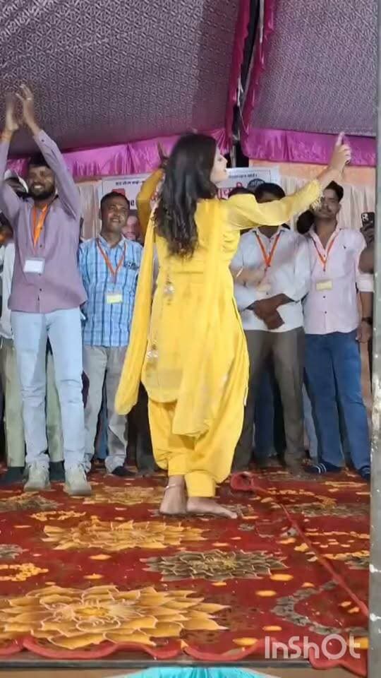 संभल पहुंची हरियाणवी कलाकार वंशिका हापुड़ देर से पहुँचने पर दर्शकों ने जताई नाराज़गी।