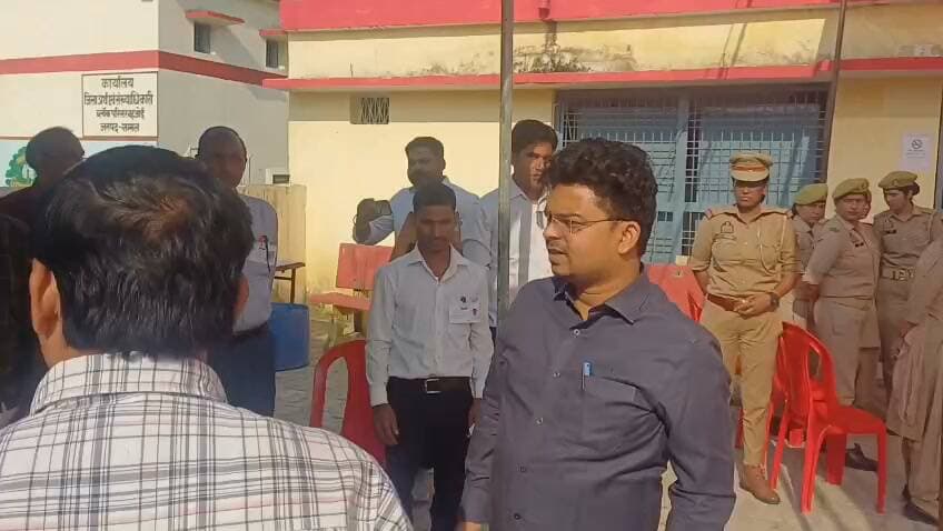 Sambhal शिक्षक एमएलसी चुनाव के मतदान केंद्र बहजोई का पर पहुंचे एसडीएम आशुतोष तिवारी चंदौसी व सीओ स्तुति सिंह।केंद्र पर शन्ति पूर्ण मतदान जारी।