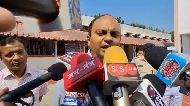 समस्तीपुर में डीएम रोशन कुशवाहा ने किया मतदान, मतदाताओं से की वोट डालने की अपील
समस्तीपुर। बिहार विधान परिषद के दरभंगा शिक्षक एवं स्नातक निर्वाचन-2026 को लेकर समस्तीपुर जिले में मतदान शांतिपूर्ण माहौल में जारी है। इसी क्रम में जिलाधिकारी रोशन कुशवाहा ने सदर अनुमंडल स्थित मतदान केंद्र पर स्नातक निर्वाचन के बूथ संख्या 65 और शिक्षक निर्वाचन के बूथ संख्या 62 पर पहुंचकर मतदान किया। मतदान के बाद उन्होंने मीडिया से बातचीत करते हुए जिले में मतदान की स्थिति और सुरक्षा व्यवस्था की जानकारी दी।
जिलाधिकारी रोशन कुशवाहा ने बताया कि सुबह 8 बजे से मतदान की प्रक्रिया शुरू हो गई है और जिले में मतदान शांतिपूर्ण ढंग से चल रहा है। सुबह 10 बजे तक लगभग 8 प्रतिशत मतदान हो चुका था। जिले में कुल 24 मतदान भवनों में 58 मतदान केंद्र बनाए गए हैं। सभी केंद्रों पर मतदाता शांतिपूर्वक अपने मताधिकार का प्रयोग कर रहे हैं।
उन्होंने कहा कि मतदान को निष्पक्ष और शांतिपूर्ण तरी