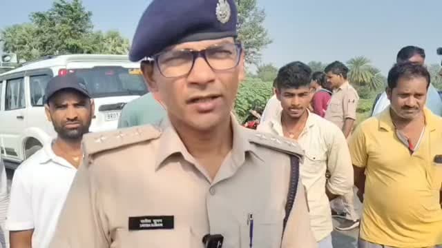 सरायरंजन थाना क्षेत्र अंतर्गत राज दरबार होटल के मालिक को अज्ञात अपराधकर्मीयों द्वारा गोली मारकर जख्मी करने की सूचना प्राप्त हई। सूचना के सत्यापन एवं आवश्यक कार्रवाई हेतु सरायरंजन थाना के पुलिस पदाधिकारी एवं कर्मी घटनास्थल पर पहुंचे तो पाया कि एक व्यक्ति को गोली मारकर जख्मी कर दी गई है। जख्मी की पहचान अभिनंदन कुमार राय पे०-विशेश्वर राय सा०-बनबीरा थाना-हलई जिला-समस्तीपुर के रूप में की गई है। अनुमंडल पुलिस पदाधिकारी सदर-01, समस्तीपुर के द्वारा घटना स्थल का निरीक्षण किया गया है। जख्मी को बेहतर इलाज हेतु पी०एम०सी०एच० पटना, भेजा गया है। एफ०एस०एल० एवं डी०आई०यू० की पुलिस टीम द्वारा घटित घटना की जाँच की जा रही है। घटना को गंभीरता से लेते हुए अनुमंडल पुलिस पदाधिकारी सदर-01, समस्तीपुर के नेतृत्व में अभियुक्तों की पहचान कर अग्रतर विधि सम्मत कार्रवाई की जा रही है। #samastipur #bihar #viral #trendingreels #trendingnow