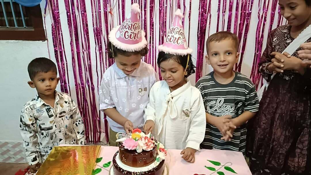 ❤️🎂 मेरी लाडली बेटी को छठे जन्मदिन की दिली मुबारकबाद! 🎂❤️
आज ही के दिन 6 साल पहले मेरी जिंदगी में खुशियों की बहार बनकर मेरी जिगर का टुकड़ा, मेरी प्यारी बेटी ने इस दुनिया में पहला कदम रखा था। मेरी बच्ची, तुम मेरी जिंदगी की सबसे खूबसूरत नेमत और मेरे दिल का सुकून हो। तुम्हारी मुस्कुराहट मेरी सबसे बड़ी खुशी है।
अल्लाह तबारक व तआला तुम्हें हमेशा हर बुराई, बुरी नजर और हर परेशानी से महफूज रखे। तुम्हें नेक दिल, नेक सीरत और कामयाब इंसान बनाए। तुम्हारी जिंदगी खुशियों और बरकतों से भरी रहे।
आमीन या रब्बुल आलमीन! 🤲❤️