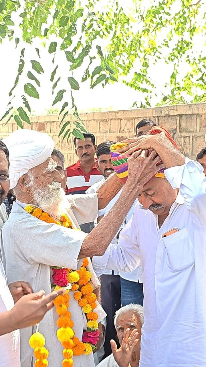 32 वर्ष पहले दादी बनी थी निर्विरोध सरपंच 🔆...
आज पोता बना निर्विरोध सरपंच !
ऐतिहासिक मिशाल पुर्व सरपंच स्व. गजर कंवर के बाद
खारी बेरी से सवाई सिंह इंदा निर्विरोध सरपंच बने
राजनीति के पुरोधा चाणक्य हुक्मा बा ने साफा पहनाया !
पूरी पंचायत में सरपंच, वार्डपंच, उपसरपंच निर्विरोध बने !
