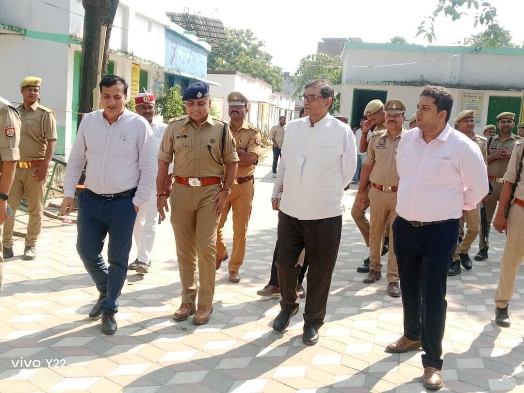 उत्तर प्रदेश विधान परिषद के स्नातक एवं शिक्षक निर्वाचन के मतदान के दौरान शुक्रवार को प्रशासन अलर्ट रहा। जिलाधिकारी ज्ञानेंद्र सिंह और पुलिस अधीक्षक ईराज राजा ने विभिन्न मतदान केंद्रों का निरीक्षण कर व्यवस्थाओं का जायजा लिया।
डीएम ने कलेक्ट्रेट स्थित कंट्रोल रूम का भी निरीक्षण किया। जिले के 20 मतदान केंद्रों के 54 बूथों पर शांतिपूर्ण और निष्पक्ष मतदान सुनिश्चित करने के लिए अधिकारी लगातार निगरानी करते रहे।
#Balliakhabar #MLCElection #बलिया #एमएलसीचुनाव