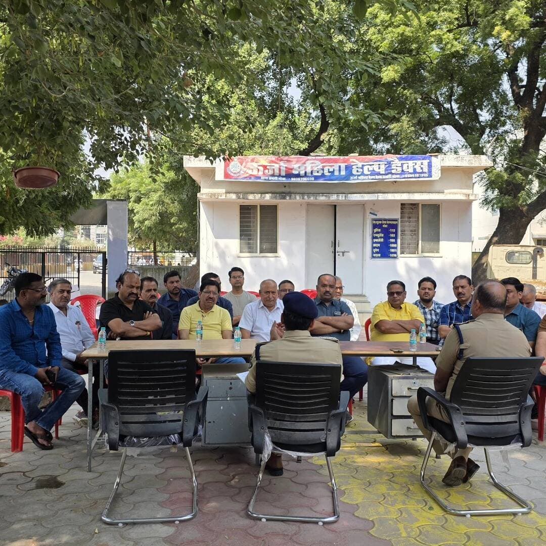 मुरैना: दीपावली पर सर्राफा कारोबारियों की सुरक्षा को लेकर पुलिस अलर्ट
मुरैना में दीपावली के मद्देनजर पुलिस ने सर्राफा व्यापारियों के साथ बैठक कर सुरक्षा निर्देश दिए। दुकानों पर सीसीटीवी कैमरे लगाने, कर्मचारियों का पुलिस वेरिफिकेशन कराने और संदिग्ध गतिविधियों की सूचना तत्काल पुलिस को देने की अपील की गई।