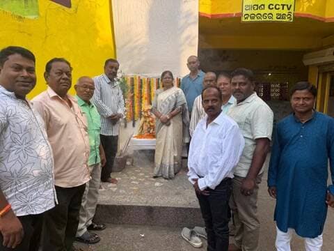 କଟକ ସଦର: ରାକେଶ ମୁଖୀଙ୍କ ମାତାଙ୍କ ଦ୍ୱାଦଶାହରେ ଯୋଗଦେଲେ ବିଜେପି ନେତ୍ରୀ ସ୍ମିତା ପଟ୍ଟନାୟକ