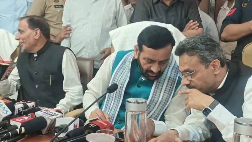 बिजली हड़ताल ब्रेकिंग न्यूज़
सरकार और हड़ताली बिजली कर्मचारियों के बीच दूसरे दौर की वार्ता समाप्त हो गई है.
मुख्यमंत्री नायब सिंह सैनी अभी थोड़ी देर में मीडिया को विस्तृत जानकारी देंगे.