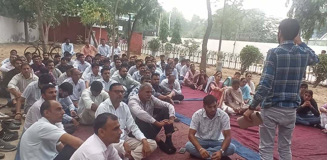 हरियाणा विद्यालय शिक्षा बोर्ड में कर्मचारियों का हल्ला बोल, द्वार सभा कर प्रशासन पर लगाए तानाशाही के आरोप, पदोन्नति न करने पर जताया रोष, उग्र आंदोलन की चेतावनी
कुछ चाटुकारों के कहने पर लिए जा रहे कर्मचारी विरोधी फैसले, शिक्षा को महंगा करने की साजिश के खिलाफ सभी यूनियनों को करेंगे एकजुट : अशोक पिलानिया
राजकीय विद्यालयों को वापस शिक्षा बोर्ड से नहीं जोड़ा तो बिजली बोर्ड की तर्ज पर होगा जन आंदोलन : जोगेंद्र
भिवानी, 21 अक्तूबर : हरियाणा विद्यालय शिक्षा बोर्ड के कर्मचारी संगठन ने प्रशासन की तानाशाही और कर्मचारी विरोधी नीतियों के खिलाफ मोर्चा खोल दिया है। शुक्रवार को भिवानी स्थित बोर्ड कैंपस में हरियाणा विद्यालय शिक्षा बोर्ड कर्मचारी संगठन-1016 संबद्ध सर्व कर्मचारी संघ हरियाणा के बैनर तले द्वार सभा का आयोजन किया गया। इस सभा के दौरान कर्मचारियों ने प्रशासन और प्रदेश सरकार की नीतियों के प्रति गहरा रोष व्यक्त किया और उग्र आंदोलन की चेतावनी दी। द्वार सभा की अध्यक्षता संगठन के प्रधान अशोक पिलानिया ने की, जबकि मंच का सफल संचालन महासचिव जोगेन्द्र थिलौड़ द्वारा किया गया। सभा में बोर्ड कैम्पस के भारी संख्या में कर्मचारी और अधिकारी उपस्थित रहे, जिन्होंने एक स्वर में संगठन के फैसलों का समर्थन किया। कर्मचारी नेताओं ने आरोप लगाया कि बोर्ड प्रशासन वर्तमान में कर्मचारियों की जायज मांगों को सुनने और उनका समाधान करने के बजाय लगातार झूठे दिलासे दे रहा है।
संगठन के प्रधान अशोक पिलानिया ने सीधे तौर पर प्रशासन को घेरते हुए कहा कि बोर्ड प्रशासन फिलहाल दमनकारी नीति अपनाते हुए कर्मचारियों की पदोन्नति नहीं कर रहा है। इसके विपरीत कुछ चाटुकारों के कहने पर गुमराह होकर कर्मचारी विरोधी कार्य किए जा रहे हैं, जिससे बोर्ड कार्यालय के तमाम कर्मचारियों में गहरा आक्रोश व्याप्त है। यदि प्रशासन ने शिक्षा बोर्ड के मूलभूत ढाँचे के साथ किसी भी प्रकार की छेडख़ानी करने की नापाक चेष्टा की, तो इसका पुरजोर विरोध किया जाएगा और इसके गंभीर परिणामों के लिए प्रशासन स्वयं जिम्मेदार होगा।
सभा को संबोधित करते हुए महासचिव जोगेन्द्र थिलौड़ ने शिक्षा बोर्ड से अलग किए गए बड़े राजकीय विद्यालयों का मुद्दा प्रमुखता से उठाया। उन्होंने सरकार और प्रशासन को चेताते हुए कहा कि यदि समय रहते शिक्षा बोर्ड से अलग किए गए बड़े राजकीय विद्यालयों को वापस हरियाणा विद्यालय शिक्षा बोर्ड से नहीं जोड़ा जाता, तो आने वाले समय में बिजली बोर्ड आंदोलन की तर्ज पर आमजन को साथ लेकर एक बड़े आंदोलन का रास्ता अपनाया जाएगा। संगठन नेताओं ने प्रदेश की जनता से अपील करते हुए कहा कि यह लड़ाई केवल कर्मचारियों की नहीं, बल्कि प्रदेश के आम जनसाधारण, गरीब, किसान और मजदूरों के बच्चों की शिक्षा को बचाने की मुहिम है।
नेताओं का तर्क था कि यदि एक ही केन्द्रीय बोर्ड से प्रदेश के सभी विद्यालयों को सम्बद्ध कर दिया जाता है, तो एकतरफा तानाशाही बढ़ेगी। इसके परिणामस्वरूप शिक्षा जैसा मूलभूत विषय इतना महंगा हो जाएगा कि आम जनमानस उसका खर्च वहन नहीं कर पाएगा। इसी साजिश के खिलाफ प्रदेश की सभी कर्मचारी यूनियनों और जन-संगठनों को एकजुट कर व्यापक विरोध प्रदर्शन किया जाएगा। द्वार सभा के अंत में चेतावनी दी गई कि यदि प्रशासन अपनी कारगुजारियों से बाज नहीं आता है, तो जल्द ही कोई बड़ा और कड़ा कदम उठाया जाएगा। इस अवसर पर वरिष्ठ उप-प्रधान अमनदीप सिंह, उप-प्रधान सोमवीर पुनिया, अशोक लाम्बा, सलाहकार सत्यवीर स्वामी, अरुण कुमार, संदीप शर्मा, अमित कुमार, सोनू चाहर, कुलदीप सिंह के साथ-साथ महिला नेत्री अंजू बाला, सरिता एवं बोर्ड कार्यालय के तमाम कर्मचारी व अधिकारी मुख्य रूप से मौजूद रहे।