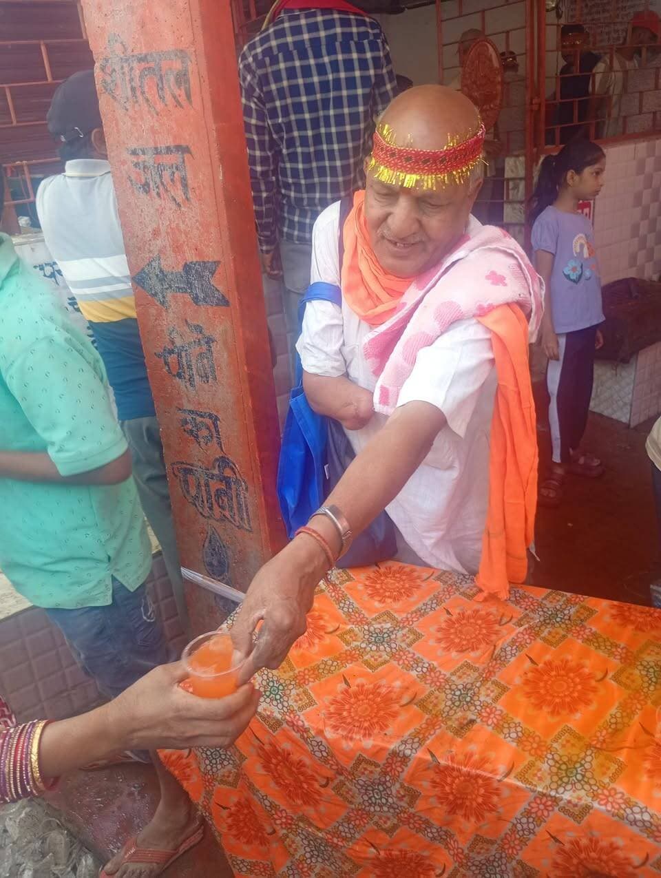 25 वर्षों से सेवा और श्रद्धा की मिसाल पेश कर रहे प्रदीप भगोरिया
मां पाउड़ी एवं दुर्गा पूजा में श्रद्धालुओं के बीच पूजन सामग्री, पेयजल और शरबत का किया वितरण
चक्रधरपुर। धार्मिक आस्था, सामाजिक समर्पण और जनसेवा की भावना को आत्मसात करते हुए चक्रधरपुर के प्रसिद्ध समाजसेवी एवं अन्नपूर्णा फाउंडेशन के अध्यक्ष तथा दिव्यांग सेवा समिति के प्रमुख प्रदीप भगोरिया पिछले 25 वर्षों से निरंतर सेवा की मिसाल पेश कर रहे हैं। प्रत्येक वर्ष की भांति इस वर्ष भी उन्होंने मां पाउड़ी पूजा एवं दुर्गा पूजा के पावन अवसर पर श्रद्धालुओं के बीच पूजन सामग्री का वितरण किया तथा पेयजल और शरबत की व्यवस्था कर भक्तों की सेवा की।