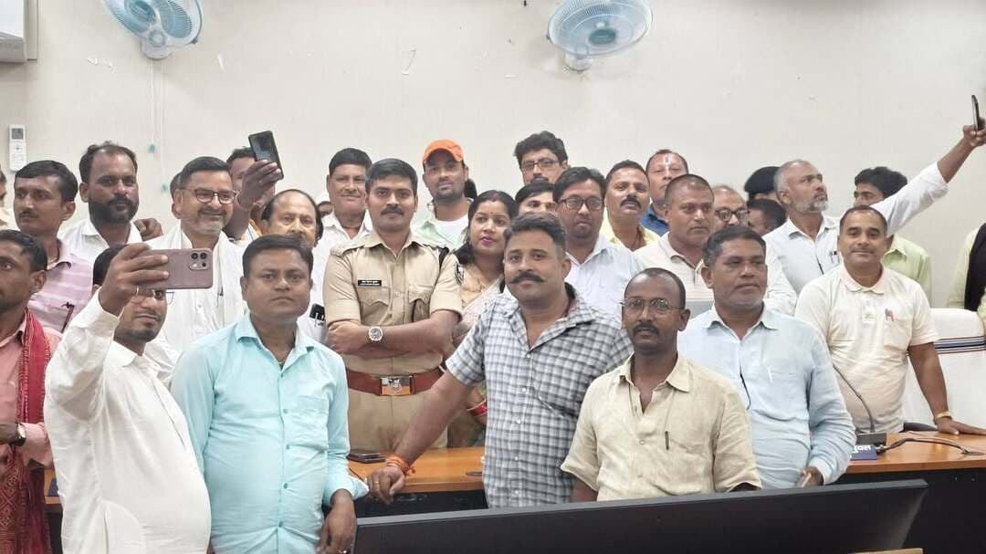 जनप्रतिनिधियों से मिले एसपी, जनसमस्याओं के समाधान पर हुई चर्चा
जहानाबाद : पुलिस अधीक्षक कोटा किरण कुमार ने शुक्रवार को समाहरणालय स्थित ग्राम प्लेक्स में जनप्रतिनिधियों से मुलाकात की। इस दौरान क्षेत्र की समस्याओं और जनहित से जुड़े विभिन्न मुद्दों पर चर्चा की गई।
बैठक में जनप्रतिनिधियों और पुलिस के बीच बेहतर समन्वय स्थापित करने पर जोर दिया गया। साथ ही आम लोगों की समस्याओं का त्वरित समाधान करने तथा पुलिस और जनता के बीच विश्वास एवं सहयोग बढ़ाने को लेकर विचार-विमर्श किया गया। इस पहल का उद्देश्य जनप्रतिनिधियों के माध्यम से क्षेत्र की समस्याओं की जानकारी प्राप्त कर उनके समाधान की दिशा में आवश्यक कदम उठाना है।