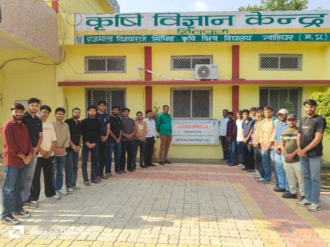 राजमाता विजयाराजे सिंधिया कृषि विश्वविद्यालय-कृषि महाविद्यालय ग्वालियर के 20 कृषि छात्रों का एक दल ग्रामीण कृषि कार्य अनुभव कार्यक्रम (रावे) के तहत शिवपुरी पहुंचा है। सत्र 2026-27 के दौरान यह दल आगामी छः माह तक कृषि विज्ञान केंद्र शिवपुरी के समन्वय में जिले के किसानों के साथ सहभागिता करते हुए कृषि की व्यावहारिक जानकारियों और उन्नत तकनीकों को सीखेगा।
कृषि स्नातक के 4 वर्षीय पाठ्यक्रम में 3 वर्ष की सैद्धांतिक शिक्षा पूर्ण करने के उपरांत अंतिम वर्ष के प्रथम सेमेस्टर में छात्रों को कृषकों के साथ खेतों में रहकर व्यावहारिक तकनीकों को सीखना अनिवार्य होता है। इस अनुभव के पश्चात ही छात्रों का स्नातक कार्यक्रम पूर्ण माना जाता है। इसी क्रम में 23 अक्टूबर को शिवपुरी पहुंचे छात्रों के दल ने कृषि विज्ञान केंद्र का भ्रमण किया। वहां उन्होंने केंद्र के क्लीन कैंपस-ग्रीन कैंपस तथा स्वच्छता अभियान का अवलोकन किया।
कृषि विज्ञान केंद्र, शिवपुरी के प्रमुख डॉ. पुनीत कुमार द्वारा केंद्र पहुंचे सभी कृषि छात्रों को रावे कार्यक्रम की अवधि के दौरान ध्यान रखने योग्य प्रमुख दिशा-निर्देशों एवं अनुशासन से अवगत कराया गया। उन्होंने बताया कि इस कार्यक्रम का उद्देश्य भावी कृषि वैज्ञानिकों और अधिकारियों को जमीनी स्तर पर किसानों की व्यावहारिक समस्याओं और आवश्यकताओं से जोड़ना है।
आगामी दिनों में इस दल का प्रत्येक छात्र जिले के अंगीकृत ग्रामों में एक-एक किसान के साथ रहकर कृषि के व्यावहारिक अनुभवों को सीखेगा। इसके साथ ही छात्र जिले में कृषि तकनीकों के परीक्षण, प्रदर्शन, प्रसार और नवाचार गतिविधियों को मैदानी स्तर पर लागू कराने में भी महत्वपूर्ण भूमिका निभाएंगे।
#Shivpuri