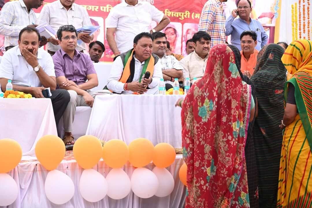 मुख्यमंत्री जन विश्वास अभियान के तहत आज विधायक करैरा श्री रमेश प्रसाद खटीक के मुख्य आतिथ्य में मुख्यमंत्री जन विश्वास अभियान के तहत आज नरवर नगर परिषद प्रांगण में जनसंवाद शिविर का सफल आयोजन किया गया। शिविर में मौके पर ही जनसमस्याओं का निराकरण, हितग्राहियों को योजनाओं का लाभ वितरण किया गया। शिविर में पुलिस अधीक्षक श्रीमती यांगचेन डोलकर भूटिया एवं जिला पंचायत के मुख्य कार्यपालन अधिकारी श्री विजय राज सहित विभिन्न विभागों के अधिकारी भी उपस्थित रहे।
CM Madhya Pradesh
Jansampark Madhya Pradesh
#JanVishwasAbhiyan2026
#हर_शुक्रवार_जनता_के_नाम
#shivpuri