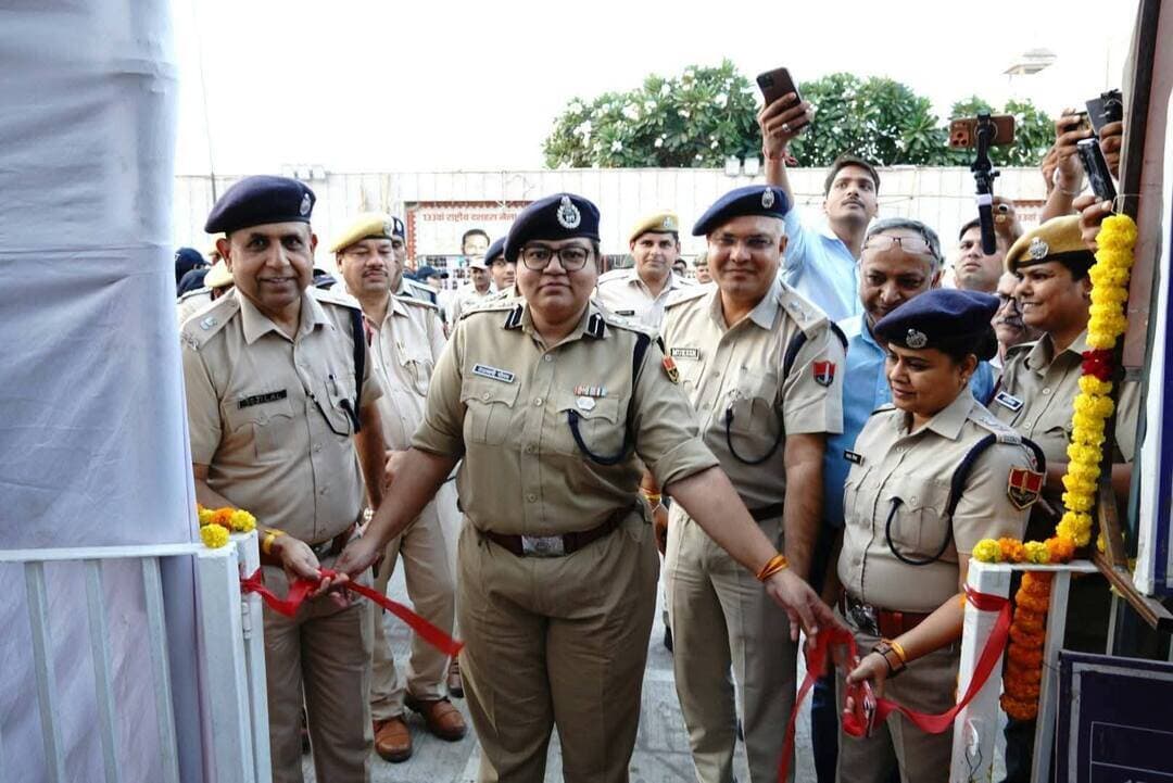 दशहरा मेले में महिलाओं एवं बच्चों की सुरक्षा हेतु कोटा शहर पुलिस की विशेष पहल, महिला हेल्प डेस्क का शुभारंभ
पुलिस अधीक्षक कोटा शहर श्रीमती तेजस्वनी गौतम ने बताया कि दशहरा मेले में आने वाले आमजन, महिलाओं एवं बच्चों की सुरक्षा, सुविधा तथा सहायता सुनिश्चित करने के उद्देश्य से कोटा शहर पुलिस द्वारा विशेष पहल करते हुए महिला हेल्प डेस्क का शुभारंभ किया गया है। इस हेल्प डेस्क में YCLG सदस्य, सुरक्षा सखी एवं कालिका पेट्रोलिंग यूनिट की सहभागिता सुनिश्चित की गई है।महिला हेल्प डेस्क के माध्यम से दशहरा मेले में आने वाली महिलाओं, बच्चों एवं अन्य आगंतुकों को किसी भी प्रकार की समस्या होने पर तत्काल सहायता उपलब्ध करवाई जाएगी। मेले के दौरान किसी महिला या बच्चे को असुविधा, परेशानी अथवा सुरक्षा संबंधी समस्या होने पर वे महिला हेल्प डेस्क पर पहुंचकर सहायता प्राप्त कर सकते हैं। पुलिस द्वारा उनकी समस्याओं के त्वरित निस्तारण एवं आवश्यक सहयोग के लिए प्रभावी व्यवस्था की गई है।इसके अतिरिक्त, महिला हेल्प डेस्क के माध्यम से आमजन को कोटा शहर पुलिस की विभिन्न सुरक्षा सेवाओं एवं हेल्पलाइन की जानकारी भी प्रदान की जाएगी। इसमें गरुड़ हेल्पलाइन, महिला हेल्पलाइन, राजस्थान पुलिस के RajCop Citizen App तथा आपातकालीन पुलिस सहायता नंबर 100 एवं 112 के उपयोग के संबंध में जागरूक किया जाएगा, ताकि आवश्यकता पड़ने पर आमजन इन सुविधाओं का लाभ उठा सकें।दशहरा मेले में सुरक्षा एवं कानून-व्यवस्था बनाए रखने के लिए कोटा शहर पुलिस द्वारा व्यापक सुरक्षा व्यवस्था की गई है। मेले में कोटा शहर पुलिस के जवानों के साथ कालिका पेट्रोलिंग यूनिट, होमगार्ड एवं आरएसी के जवानों को तैनात किया गया है।“इसके अतिरिक्त, कोटा दशहरा मेले में दिव्यदृष्टि ड्रोन के माध्यम से विशेष निगरानी रखी जा रही है, ताकि मेले में भीड़ की गतिविधियों पर नजर रखते हुए आमजन की सुरक्षा सुनिश्चित की जा सके।इसके साथ ही कोटा शहर पुलिस के अधिकारी एवं कर्मचारी सिविल ड्रेस में भी लगातार गश्त कर रहे हैं, ताकि असामाजिक तत्वों पर निगरानी रखी जा सके तथा किसी भी अप्रिय स्थिति में तत्काल कार्रवाई की जा सके।कोटा शहर पुलिस आमजन से अपील करती है कि दशहरा मेले में शांति, सुरक्षा एवं सौहार्द बनाए रखने में पुलिस का सहयोग करें। किसी भी प्रकार की समस्या अथवा आपात स्थिति में नजदीकी पुलिसकर्मी, महिला हेल्प डेस्क या निर्धारित हेल्पलाइन नंबरों के माध्यम से सहायता प्राप्त करें।
कोटा शहर पुलिस — आपकी सुरक्षा, हमारी प्राथमिकता।