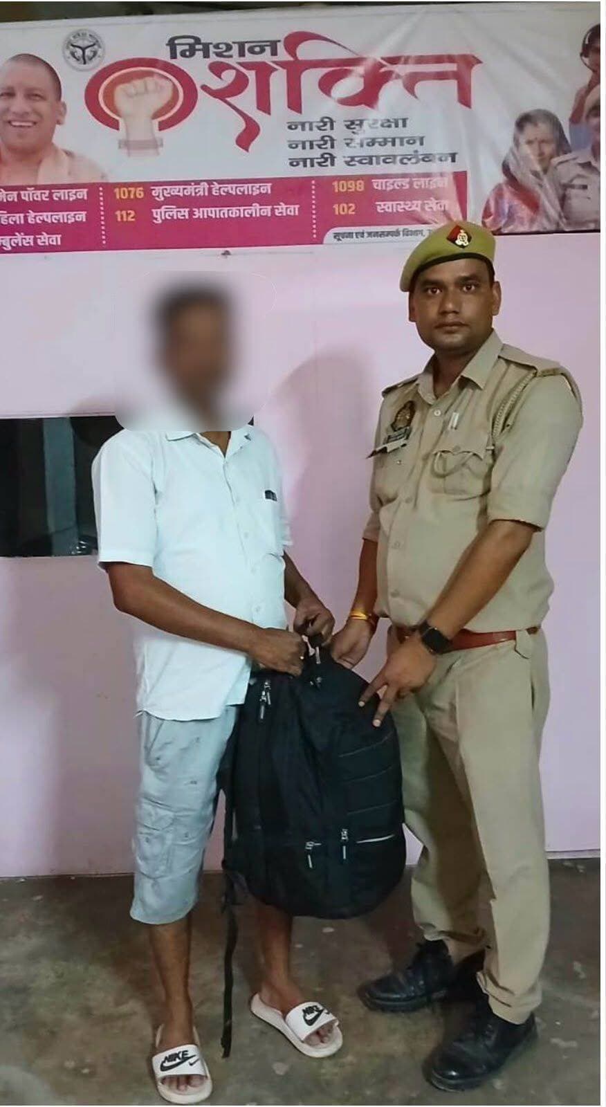 🚨 जीआरपी इटावा की तत्परता: ट्रेन में छूटा महिला यात्री का बैग बरामद कर सुरक्षित लौटाया 🚆👏
📍 इटावा | 23 अक्टूबर 2026
जीआरपी इटावा जंक्शन पुलिस ने तत्परता और सक्रियता का परिचय देते हुए ट्रेन में छूटा महिला रेलयात्री का बैग बरामद कर उसके परिजन को सुरक्षित सुपुर्द कर दिया। बैग में करीब 15 हजार रुपये कीमत का घरेलू सामान और मेकअप किट सुरक्षित मिले।
🔹 क्या है पूरा मामला?
इटावा के आवास विकास निवासी एक यात्री ने जीआरपी पुलिस को सूचना दी कि उनकी पत्नी गोमती एक्सप्रेस से इटावा से कानपुर गई हैं, लेकिन उनका बैग इटावा रेलवे स्टेशन पर ही छूट गया है।
सूचना मिलते ही प्रभारी निरीक्षक यदुवीर सिंह के नेतृत्व में पुलिस टीम ने प्लेटफॉर्म और सर्कुलेटिंग एरिया में सघन तलाशी अभियान चलाया। इस दौरान बैग सर्कुलेटिंग एरिया से बरामद कर लिया गया।
बैग की पहचान और जांच के बाद उसमें रखा घरेलू सामान एवं मेकअप किट सुरक्षित पाए गए। इसके बाद नियमानुसार बैग यात्री को सुपुर्द कर दिया गया।
🙏 पुलिस की कार्यशैली की सराहना
अपना खोया हुआ बैग सुरक्षित पाकर यात्री ने जीआरपी इटावा पुलिस की तत्परता और सराहनीय कार्य की भूरि-भूरि प्रशंसा की।
👮 कार्रवाई करने वाली पुलिस टीम
▪️ प्रभारी निरीक्षक यदुवीर सिंह
▪️ हेड कांस्टेबल सूरजपाल
▪️ हेड कांस्टेबल बाबूलाल
▪️ हेड कांस्टेबल दिनेश चौधरी
▪️ कांस्टेबल अजीत कुमार
▪️ कांस्टेबल अरुण कुमार
▪️ कांस्टेबल योगेश कुमार
जीआरपी अनुभाग आगरा की मीडिया सेल के अनुसार, यह कार्रवाई रेलवे स्टेशनों और ट्रेनों में यात्रियों की सुरक्षा एवं सहायता के लिए चलाए जा रहे अभियान के तहत की गई।
👏 जीआरपी इटावा पुलिस की तत्परता और ईमानदार प्रयास सराहनीय हैं।
<nis:link nis:type=tag nis:id=grpitawa nis:value=GRPItawa nis:enabled=true nis:link/> <nis:link nis:type=tag nis:id=इटावा nis:value=इटावा nis:enabled=true nis:link/> <nis:link nis:type=tag nis:id=रेलवेपुलिस nis:value=रेलवेपुलिस nis:enabled=true nis:link/> <nis:link nis:type=tag nis:id=यात्रीसुरक्षा nis:value=यात्रीसुरक्षा nis:enabled=true nis:link/> <nis:link nis:type=tag nis:id=गोमतीएक्सप्रेस nis:value=गोमतीएक्सप्रेस nis:enabled=true nis:link/> <nis:link nis:type=tag nis:id=उत्तरप्रदेशपुलिस nis:value=उत्तरप्रदेशपुलिस nis:enabled=true nis:link/> <nis:link nis:type=tag nis:id=जनसेवा nis:value=जनसेवा nis:enabled=true nis:link/> <nis:link nis:type=tag nis:id=सुरक्षितरेलयात्रा nis:value=सुरक्षितरेलयात्रा nis:enabled=true nis:link/> 🚆🇮🇳