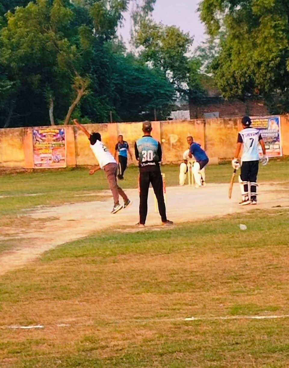 🏏 जिला स्तरीय बेसिक टीचर्स लेदर बॉल क्रिकेट टूर्नामेंट में अछल्दा वॉरियर्स और सहार इलेवन का शानदार प्रदर्शन 🏆
📍 दिबियापुर, औरैया। बेसिक शिक्षा विभाग, औरैया के तत्वावधान में 23 अक्टूबर 2026 को सिटी हॉक अकादमी, मंडी समिति दिबियापुर में जिला स्तरीय बेसिक टीचर्स लेदर बॉल क्रिकेट टूर्नामेंट का भव्य शुभारंभ हुआ। जनपद के विभिन्न विकासखंडों की शिक्षक टीमों ने उत्साहपूर्वक प्रतिभाग कर खेल भावना, अनुशासन और टीम वर्क का शानदार परिचय दिया।
🎉 नगर पंचायत अध्यक्ष राघव मिश्र ने किया शुभारंभ
कार्यक्रम के मुख्य अतिथि नगर पंचायत दिबियापुर के अध्यक्ष श्री राघव मिश्र ने फीता काटकर टूर्नामेंट का शुभारंभ किया। इस अवसर पर जिला पीटीआई मनीष मिश्रा, महिला शिक्षक संघ की जिलाध्यक्ष अलका यादव, जिला महामंत्री अनुजा सेंगर सहित अनेक गणमान्य अतिथि एवं जनप्रतिनिधि उपस्थित रहे।
🔥 पहले मैच में अछल्दा वॉरियर्स की दमदार जीत
अछल्दा वॉरियर्स ने बिधूना को 34 रनों से हराकर शानदार शुरुआत की। पहले बल्लेबाजी करते हुए अछल्दा की टीम ने आदित्य गुप्ता की 62 रनों की शानदार पारी की बदौलत 197 रन बनाए। जवाब में बिधूना की टीम 163 रनों पर सिमट गई।
🎯 गेंदबाजी में अमित कुमार ने चार विकेट लेकर शानदार प्रदर्शन किया और उन्हें मैन ऑफ द मैच चुना गया।
💯 दूसरे मुकाबले में सहार इलेवन का जलवा
दूसरे मैच में सहार इलेवन ने बिधूना के खिलाफ शानदार प्रदर्शन किया। आदित्य दुबे ने बेहतरीन शतकीय पारी खेलकर दर्शकों का दिल जीत लिया और अपनी टीम की जीत में अहम भूमिका निभाई।
🤝 खेल से बढ़ेगा शिक्षकों में आपसी समन्वय
टूर्नामेंट में सहार, औरैया, भाग्यनगर, बिधूना, अछल्दा और अजीतमल विकासखंडों की टीमें प्रतिभाग कर रही हैं। इस आयोजन का उद्देश्य शिक्षकों के बीच आपसी सहयोग, सौहार्द, स्वास्थ्य जागरूकता और स्वस्थ प्रतिस्पर्धा की भावना को बढ़ावा देना है।
आयोजन आलोक बाबू गुप्ता, विष्णु हरि पाण्डेय एवं अमित पाल के संयोजन में संपन्न हो रहा है। सिटी हॉक अकादमी के कोच सुनील पाल एवं उनकी टीम का विशेष सहयोग रहा। वहीं, हटके वड़ा, ग्लोबस मोबाइल, ब्रह्मानंद इलेक्ट्रॉनिक्स और रंगीला स्पोर्ट्स का प्रायोजन भी सराहनीय रहा।
आयोजकों ने सभी अतिथियों, खिलाड़ियों एवं सहयोगियों के प्रति आभार व्यक्त किया।
👏 अछल्दा वॉरियर्स और सहार इलेवन को शानदार प्रदर्शन के लिए हार्दिक बधाई!
#BasicTeachersCricketTournament #औरैया #दिबियापुर #अछल्दाWarriors #सहारEleven #शिक्षकक्रिकेट #क्रिकेटटूर्नामेंट #BasicEducation #TeamSpirit 🏏🏆