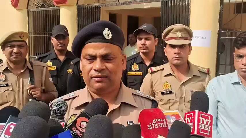 जालौन: डीएम समीर और एसपी सुरेशचन्द्र रावत ने उरई व जालौन के मतदान केंद्रों का किया निरीक्षण
जालौन। विधान परिषद (MLC) चुनाव को निष्पक्ष, पारदर्शी, शांतिपूर्ण एवं सकुशल संपन्न कराने के लिए जिला प्रशासन और पुलिस विभाग पूरी तरह सतर्क है। इसी क्रम में जिलाधिकारी समीर और पुलिस अधीक्षक सुरेशचन्द्र रावत ने उरई और जालौन स्थित मतदान केंद्रों का संयुक्त रूप से निरीक्षण किया।
पुलिस प्रशासन के अनुसार, जनपद के सभी 24 मतदान केंद्रों पर पर्याप्त पुलिस बल तैनात किया गया है। सभी मतदान केंद्रों पर निरीक्षक स्तर के अधिकारियों को प्रभारी नियुक्त किया गया है, ताकि सुरक्षा व्यवस्था की निगरानी प्रभावी ढंग से की जा सके।
मतदाताओं के आवागमन को सुरक्षित और सुचारू बनाए रखने के लिए प्रवेश मार्ग से लेकर मतदान केंद्रों तक सुरक्षा के पुख्ता इंतजाम किए गए हैं। पुलिस अधीक्षक सुरेशचन्द्र रावत ने भी इस संबंध में जानकारी देते हुए चुनाव को शांतिपूर्ण ढंग से संपन्न कराने के लिए की गई सुरक्षा व्यवस्थाओं के बारे में बताया।
#JalaunPolice #UPPolice #MLCElection2026 #Jalaun #Orai #UPNews #ADGZoneKanpur #IGRangeJhansi