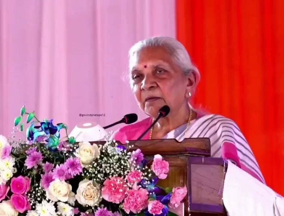 UP की राज्यपाल आनंदीबेन पटेल का युवाओं को संदेश, बोलीं— गर्लफ्रेंड बनाओ तो शादी भी करो!
उत्तर प्रदेश की राज्यपाल आनंदीबेन पटेल का युवाओं को लेकर दिया गया बयान चर्चा में है। उन्होंने कहा कि गर्लफ्रेंड बनाने में बुराई नहीं है, लेकिन रिश्ता बनाएं तो उसकी जिम्मेदारी भी निभाएं और शादी के बारे में गंभीरता से सोचें।
उन्होंने कम उम्र में लड़कियों को मां बनाकर छोड़ देने की स्थिति पर चिंता जताते हुए कहा कि 13-14 साल की उम्र में किसी लड़की को मां बनाकर छोड़ना गलत है।
राज्यपाल ने युवाओं को आत्मनिर्भर बनने और परिवार की जिम्मेदारी उठाने के योग्य बनने का संदेश दिया।
देखिए इस बयान से जुड़ी पूरी खबर। वीडियो पसंद आए तो Like करें, Share करें और Hamirpur Times News को Subscribe करें।
Anandiben Patel, Anandiben Patel Statement, UP Governor News, UP Governor Anandiben Patel, Girlfriend Marriage Statement, Anandiben Patel Latest News, Uttar Pradesh News, UP News Today, Governor Statement, Youth Message, Hindi News, Breaking News UP, Hamirpur Times News
#AnandibenPatel #UPGovernor #UttarPradesh #UPNews #Youth #HindiNews #BreakingNews #HamirpurTimesNews