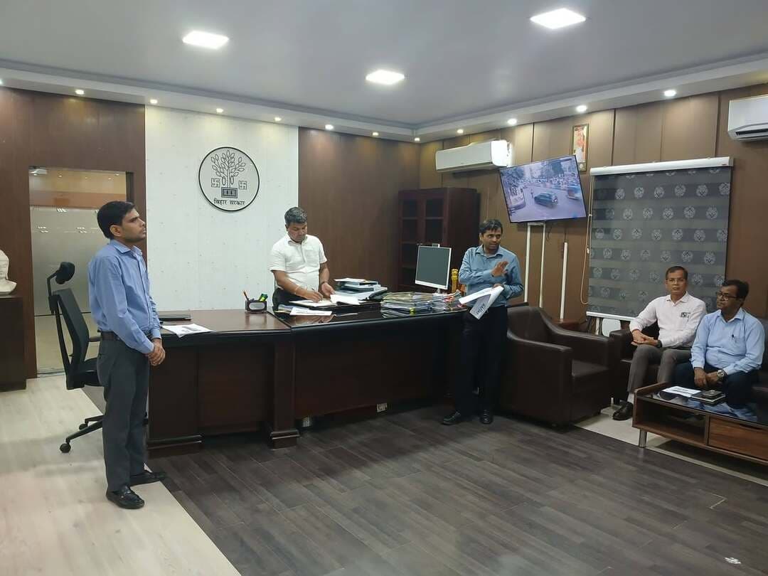 आज दिनांक 23.10.2026 को जिला पदाधिकारी, रोहतास श्री दीपक कुमार मिश्रा की अध्यक्षता में सड़क दुर्घटना में घायल व्यक्तियों को त्वरित एवं बेहतर चिकित्सा सुविधा उपलब्ध कराने तथा संबंधित योजनाओं के प्रभावी क्रियान्वयन को लेकर बैठक आयोजित की गई।
बैठक में सड़क दुर्घटना पीड़ितों के लिए कैशलेस उपचार योजना के तहत दुर्घटना की तिथि से सात दिनों की अवधि तक अधिकतम ₹1.5 लाख तक के उपचार की सुविधा उपलब्ध कराने पर चर्चा की गई। इसके साथ ही प्रधानमंत्री राहत योजना एवं आयुष्मान भारत-प्रधानमंत्री जन आरोग्य योजना के तहत पात्र लाभार्थियों को उपचार की सुविधा उपलब्ध कराने पर जोर दिया गया। जिला पदाधिकारी ने संबंधित पदाधिकारियों को निर्देश दिया कि योजना के तहत सूचीबद्ध निजी अस्पतालों एवं सरकारी अस्पतालों में आवश्यक समन्वय सुनिश्चित किया जाए, ताकि सड़क दुर्घटना में घायल व्यक्तियों को बिना किसी विलंब के उपचार उपलब्ध कराया जा सके। साथ ही, पात्र लाभार्थियों को कैशलेस उपचार एवं अन्य संबंधित स्वास्थ्य योजनाओं का लाभ दिलाने तथा आमजनों के बीच योजनाओं के प्रति जागरूकता बढ़ाने का निर्देश दिया गया।
बैठक में दुर्घटना पीड़ितों को समय पर अस्पताल पहुंचाने, तत्काल उपचार शुरू कराने तथा सूचीबद्ध अस्पतालों में योजना के प्रावधानों के अनुरूप चिकित्सा सुविधा उपलब्ध कराने पर विशेष बल दिया गया। जिला पदाधिकारी ने कहा कि आर्थिक कठिनाइयों के कारण किसी भी पात्र दुर्घटना पीड़ित के उपचार में बाधा नहीं आनी चाहिए।
#IPRD
#BiharGovernment
#PublicService
#ReviewMeeting
#CMSamrat
#samratchoudhary
Information & Public Relations Department, Government of Bihar