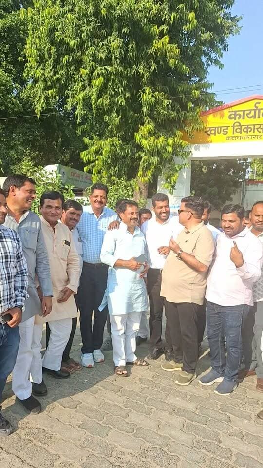 🗳️ जसवंतनगर ब्लॉक परिसर में मतदान के बाद निकले पूर्व ब्लॉक प्रमुख अनुज मोंटी यादव!
📍 जसवंतनगर ब्लॉक परिसर स्थित मतदान केंद्र पर वोट डालने के बाद पूर्व ब्लॉक प्रमुख अनुज मोंटी यादव समाजवादी पार्टी के वरिष्ठ नेताओं और कार्यकर्ताओं के साथ बाहर निकलते हुए।
💬 एमएलसी चुनाव को लेकर आपकी क्या राय है? कमेंट में बताएं।
📲 क्षेत्र की खबरें और विज्ञापन देखने के लिए डीपीएस चैनल को सब्सक्राइब करें।
#DPSChannel #Jaswantnagar #Etawah #MLCचुनाव #MohammadAsifKhan