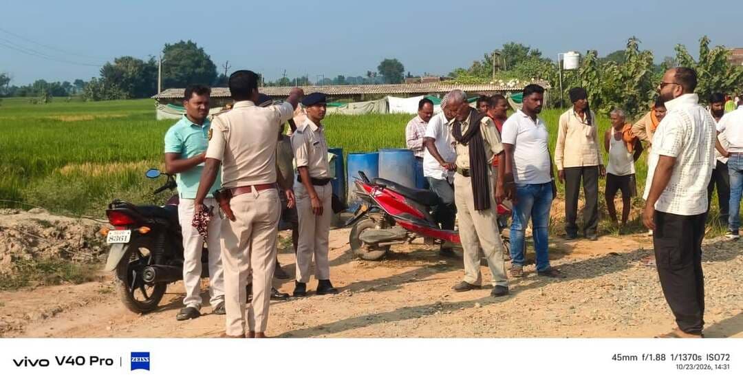 🚨 कैमूर ब्रेकिंग न्यूज़ 🚨
🔴 ठकुरहट पुलिया के नीचे पानी में मिला पीएनसी कंपनी के मिस्त्री का शव
कैमूर के करमचट थाना क्षेत्र के ठकुरहट गांव के समीप भारतमाला एक्सप्रेसवे निर्माणाधीन पुलिया के नीचे पानी में 34 वर्षीय राजमिस्त्री राजकिशोर का शव मिला। उत्तर प्रदेश के कुशीनगर निवासी राजकिशोर पिछले दो दिनों से लापता था।
🔴 पुलिस ने शव को पोस्टमार्टम के लिए सदर अस्पताल भभुआ भेजा।
🔴 प्रथम दृष्टया डूबने से मौत की आशंका, वास्तविक कारण पोस्टमार्टम रिपोर्ट के बाद स्पष्ट होगा।